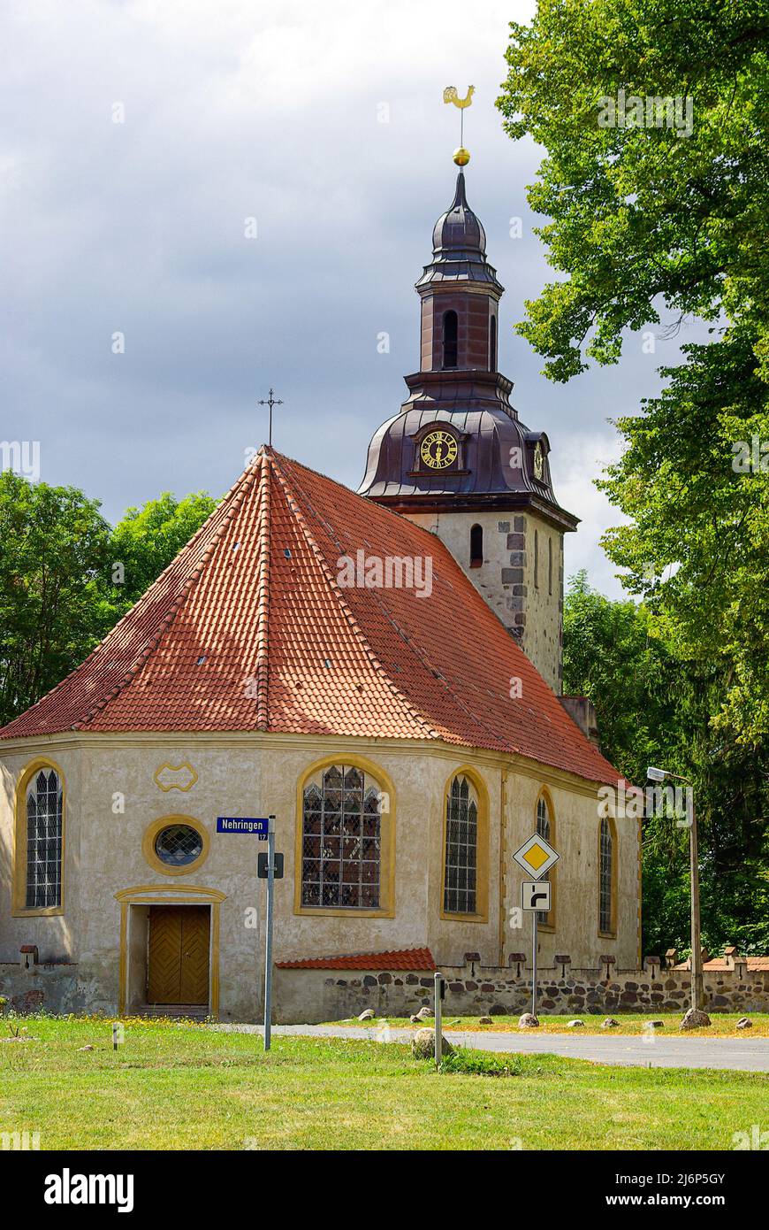 Die barocke Dorfkirche St. Andreas in Nehringen, Gemeinde Grammendorf, Mecklenburg-Vorpommern, Deutschland. Stockfoto