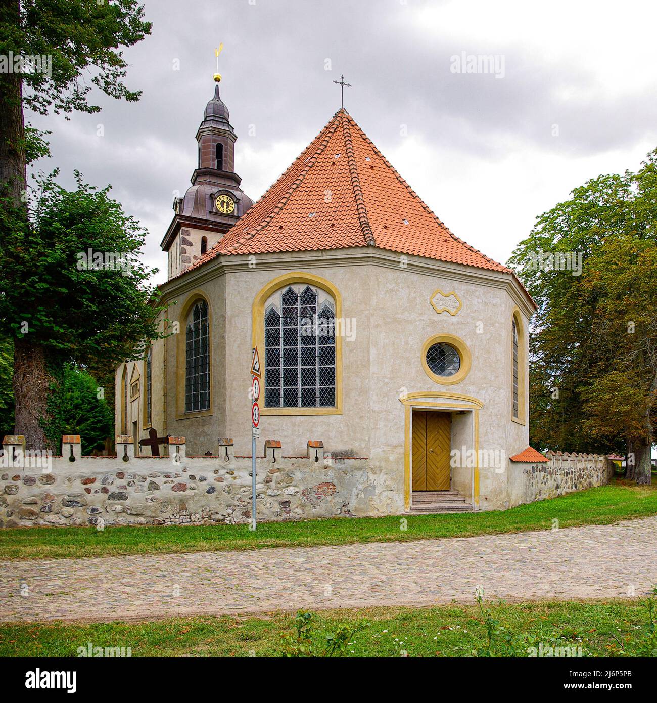 Die barocke Dorfkirche St. Andreas in Nehringen, Gemeinde Grammendorf, Mecklenburg-Vorpommern, Deutschland. Stockfoto