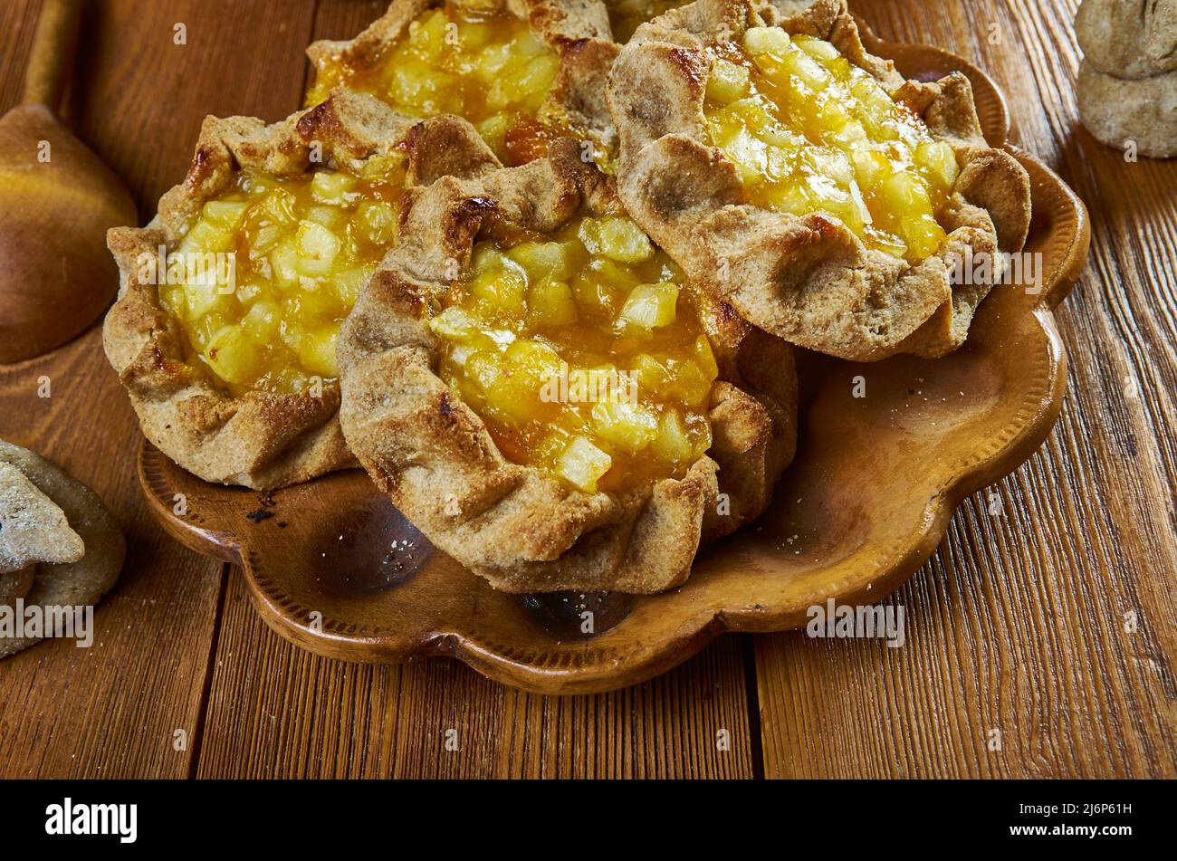 Karelische Pastete mit Äpfeln und Aprikose - traditionelle Pasties hatten in der Regel eine Roggenkruste, aber die Nord-Karelian und Ladoga Karelian Stockfoto