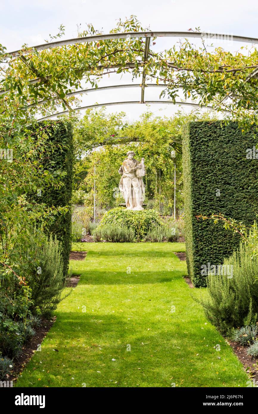 Statue eines Lautenspielers im ummauerten Garten in Houghton Hall, Norfolk. Stockfoto