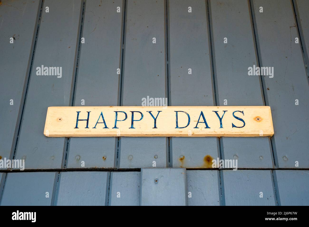 Happy Days Name auf einer Strandhütte in Wells-next-the-Sea an der Nordküste von Norfolk. Stockfoto