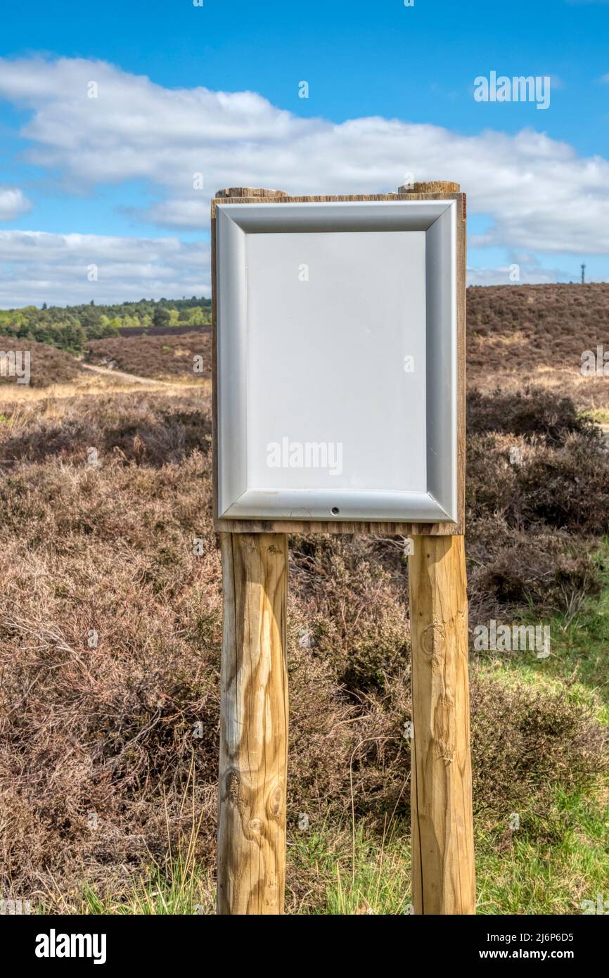 Ein leeres Schild in der Landschaft von Norfolk. Stockfoto