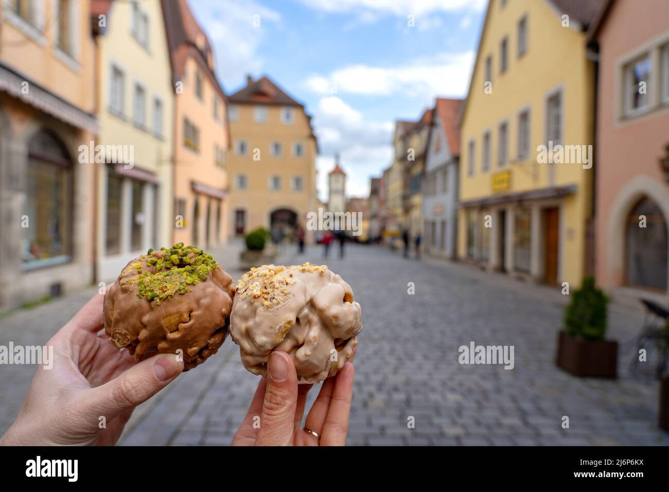 Traditionelle schneeballkuchen gemeinsam essen die Torte der romantischen Rothenburg ob der Tauber mit Fachwerkhaus-Häusern in Bavar Stockfoto