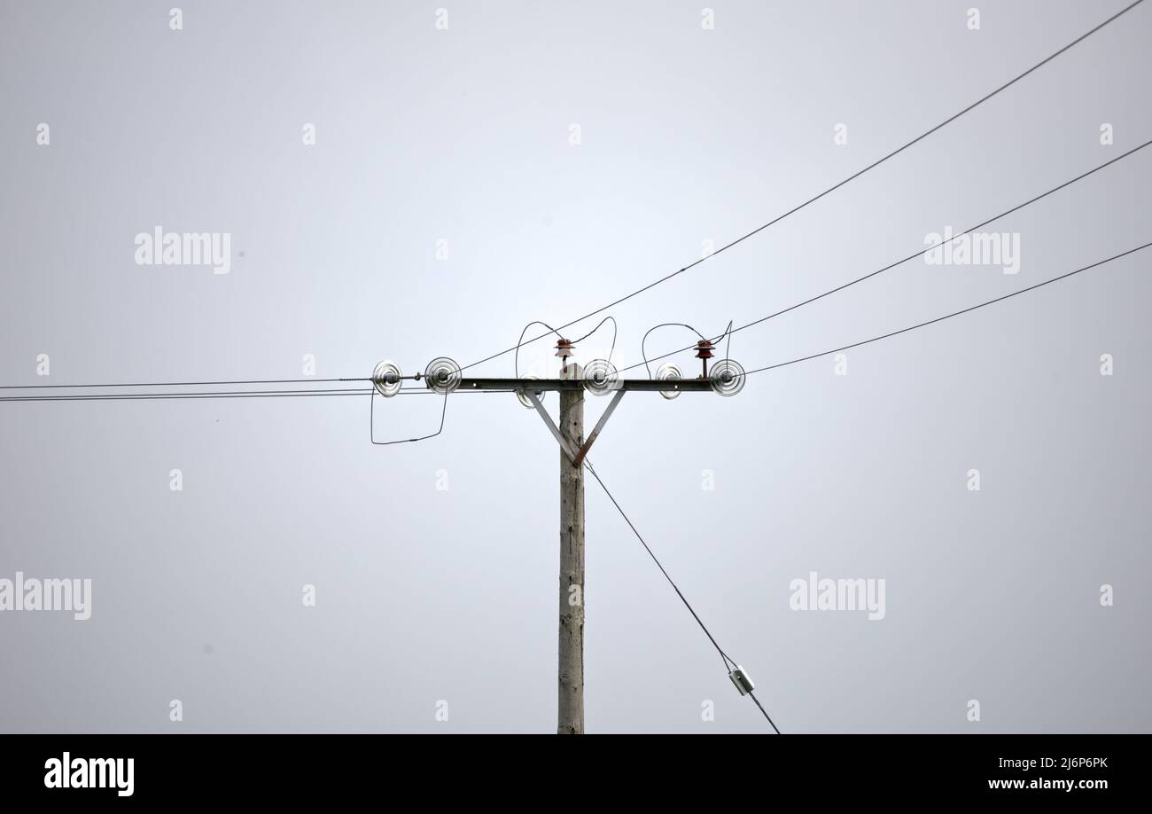 Elektrizität über die Stromleitungen des hoch- und Mittelspannungsverteilernetzes Stockfoto