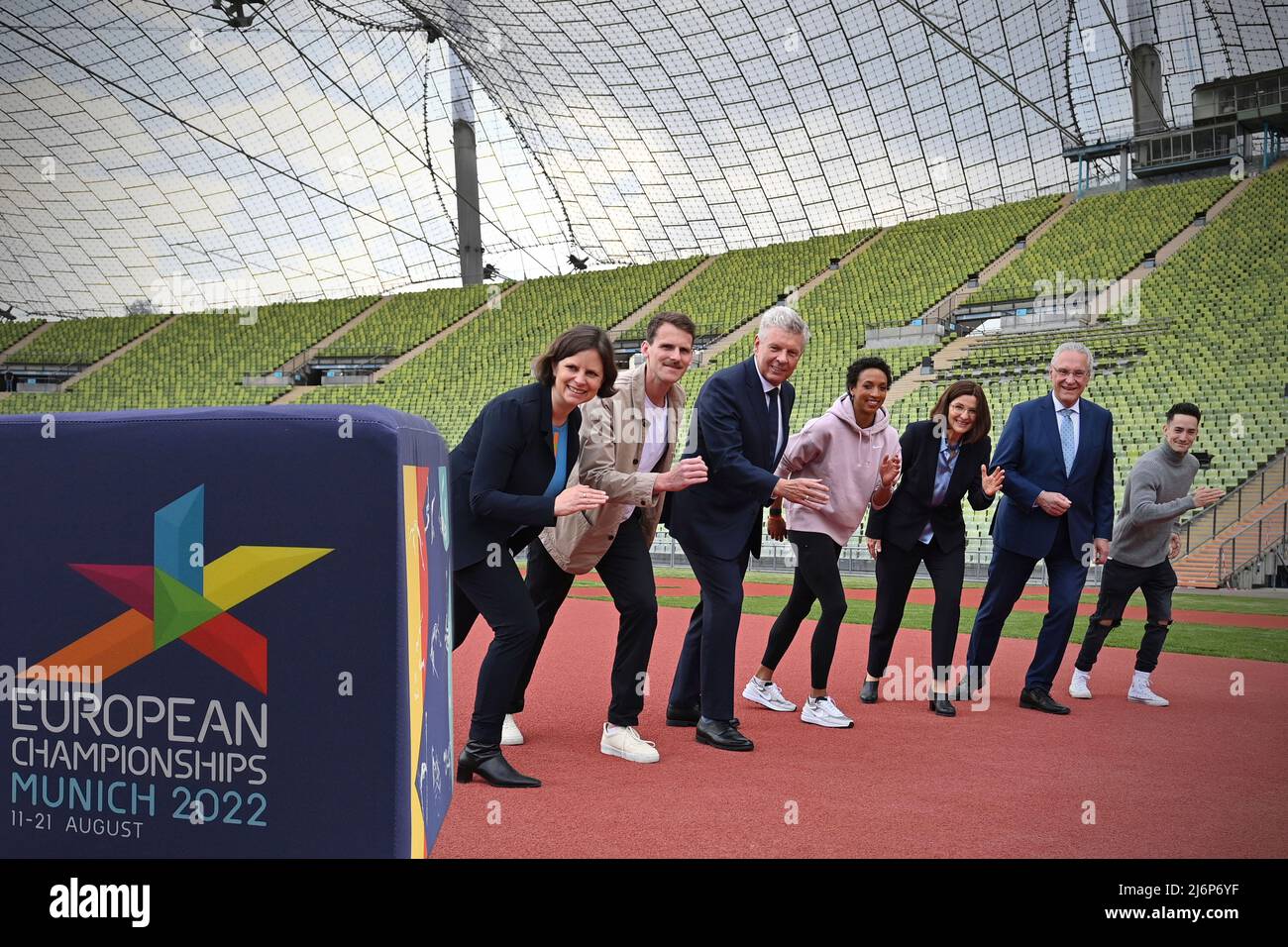 München, 3.. Mai 2022, von links: Juliane Seifert (Staatssekretärin im Bundesministerium des Innern und der Heimat), Marc LEMBECK (para Rower), Dieter REITER (Bürgermeister), Malaika MIHAMBO (Langspringer) Marion Schoene (Organisatorin & Geschäftsführerin Olympiapark München GmbH), Joachim HERRMANN (Innenminister Bayern), Marcel NGUYEN (Gymnastik) posiert auf der Laufstrecke im Olympiastadion. Pressetermin Europameisterschaft 2022 am 3.. Mai 2022 Stockfoto