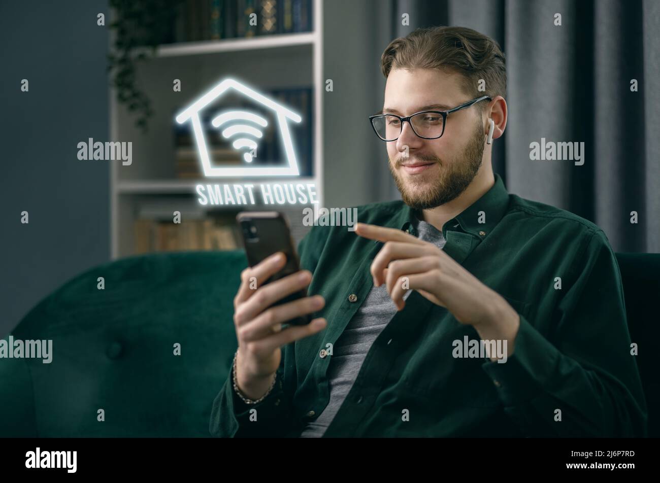 Smart Home vom Smartphone aus Stockfoto