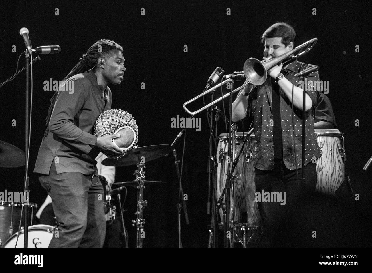 Die Afro-Funk-Band Antibalas tritt im Lee’s Palace in Toronto, Kanada, auf. Stockfoto Die Afro-Funk-Band Antibalas tritt im Lee’s Palace in Toronto, Kanada, auf. Stockfoto