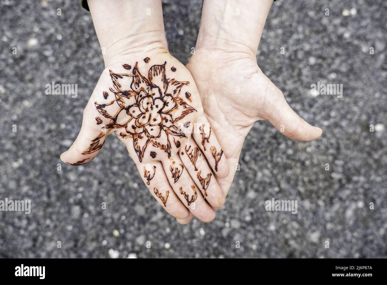 Detail der arabischen Dekoration an den Händen, temporäre Tätowierung Stockfoto