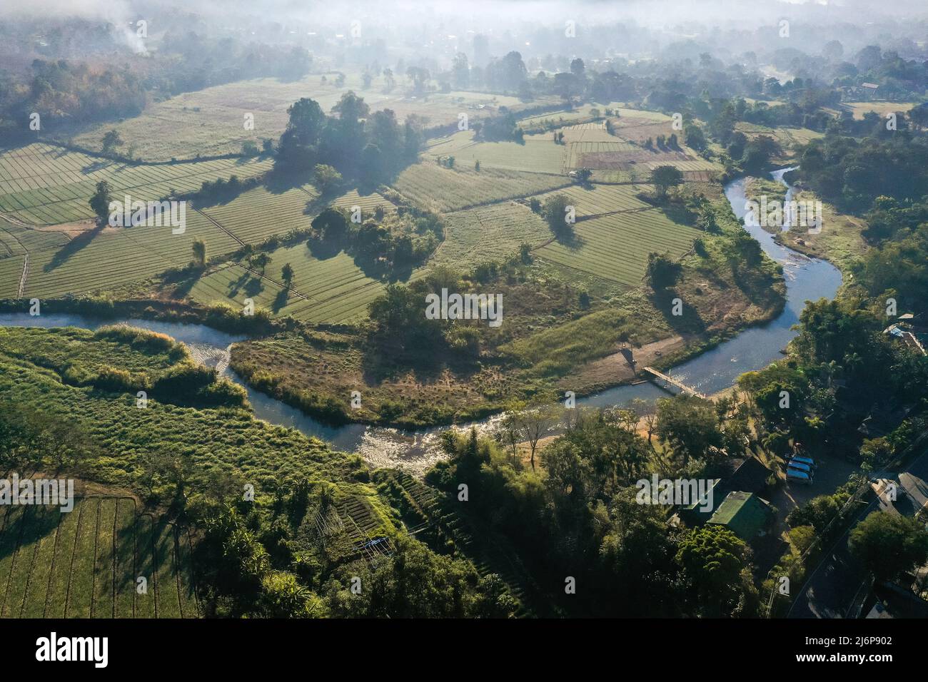 Luftaufnahme von Pai bei Sonnenaufgang mit Nebel in Mae Hong Son, Thailand. Hochwertige Fotos Stockfoto