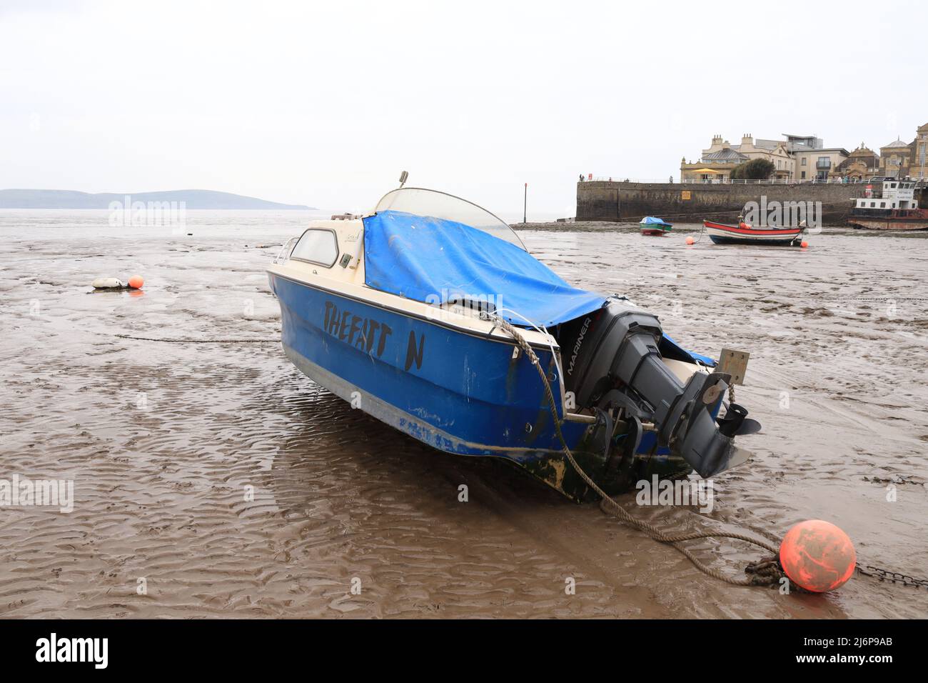 Ein Boot am Strand von Weston-super-Mare in Großbritannien wartet auf die Rückkehr der Flut Stockfoto