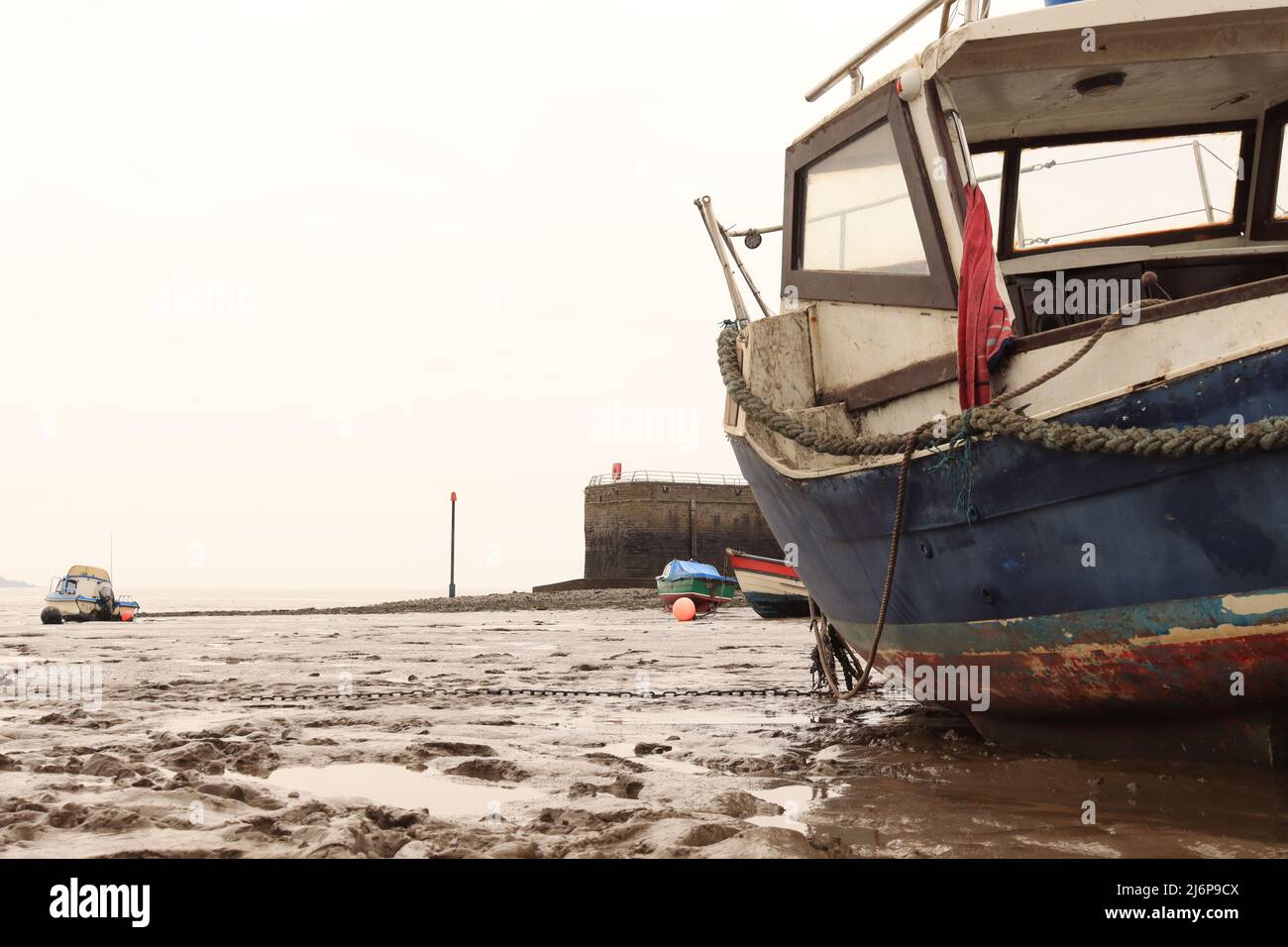 Das Boot steckte im Schlamm fest Stockfoto