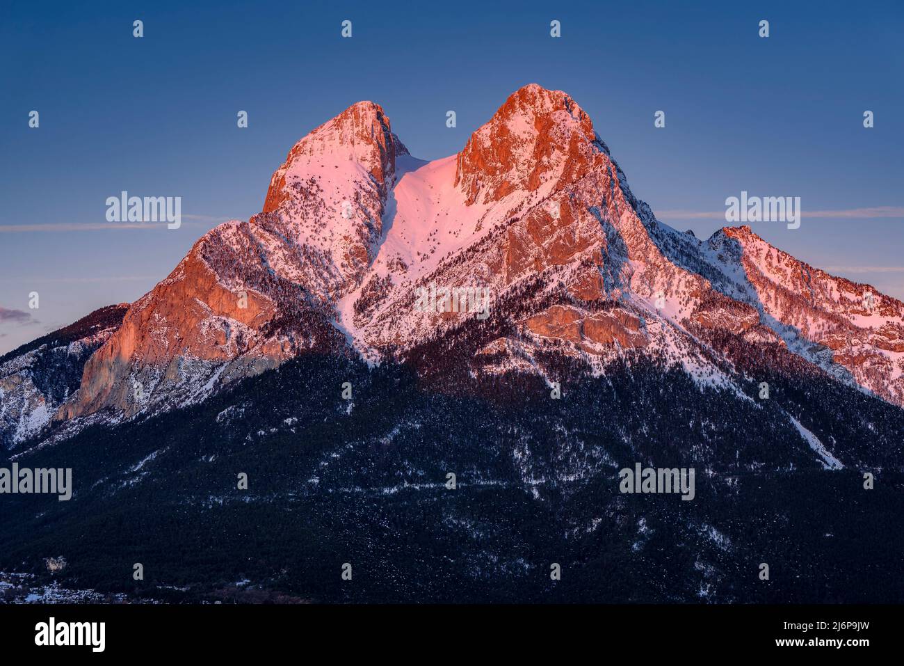 Schneebedecktes Pedraforca-Massiv bei Sonnenaufgang im Winter (Berguedà, Barcelona, Katalonien, Spanien, Pyrenäen) ESP Macizo del Pedraforca nevado en un amanecer invernal Stockfoto