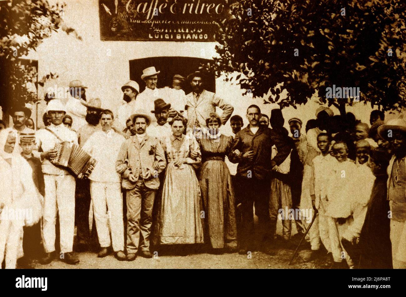 Cheren in Eritrea eine Gruppe italienischer Siedler feierte 1890 die erste Ehe zwischen Landsleuten Stockfoto