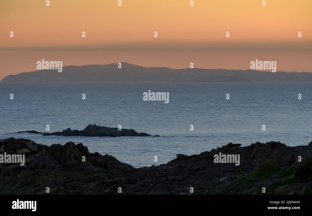 Sonnenuntergang vom Leuchtturm Cap de Creus (Empordà, Girona, Costa Brava, Katalonien, Spanien) ESP: Atardecer desde el faro del Cabo de Creus, Gerona España Stockfoto