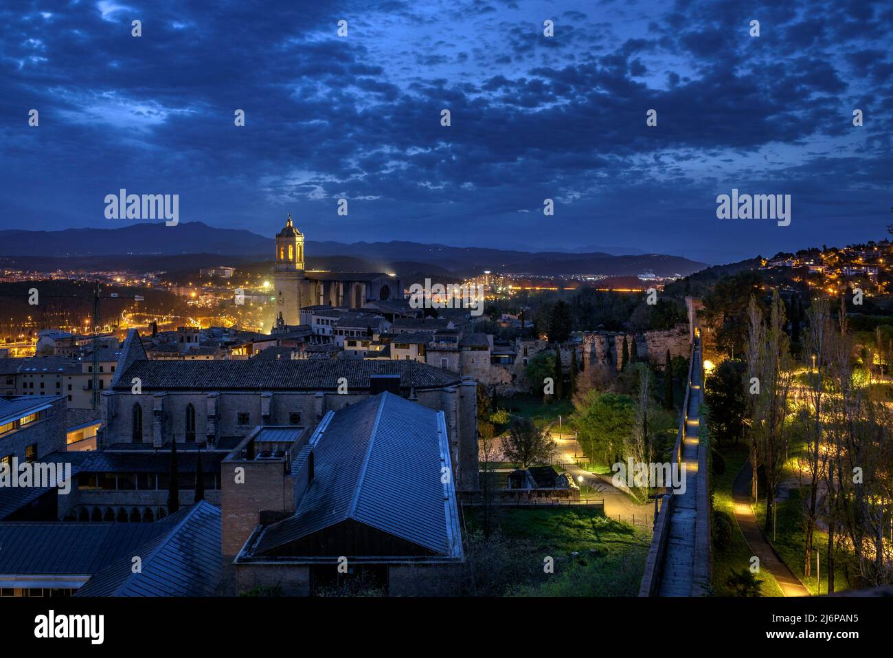 Die Stadt Girona vom Turm Sant Domènec in der Mauer von Girona aus gesehen, bei Dämmerung und Nacht (Girona, Katalonien, Spanien) ESP: Ciudad de Gerona Stockfoto