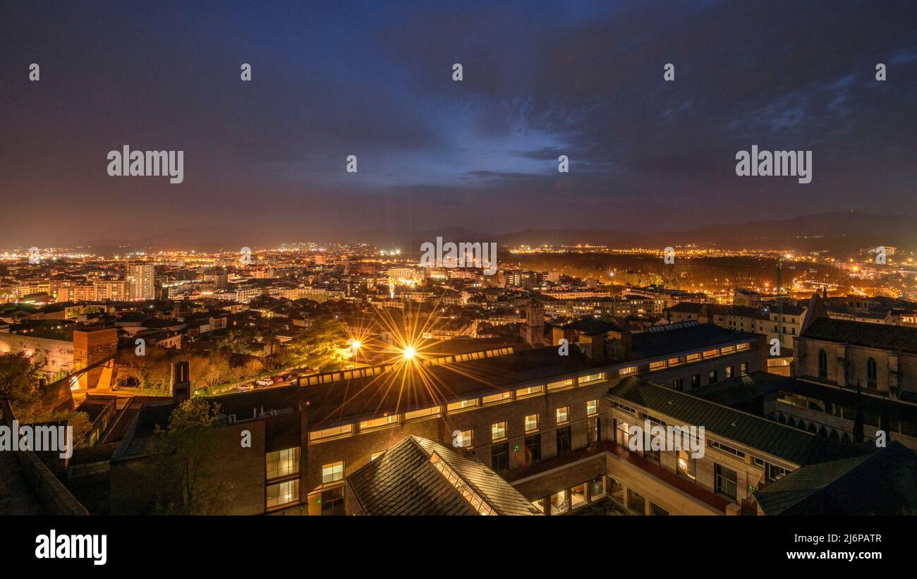 Die Stadt Girona vom Turm Sant Domènec in der Mauer von Girona aus gesehen, bei Dämmerung und Nacht (Girona, Katalonien, Spanien) ESP: Ciudad de Gerona Stockfoto