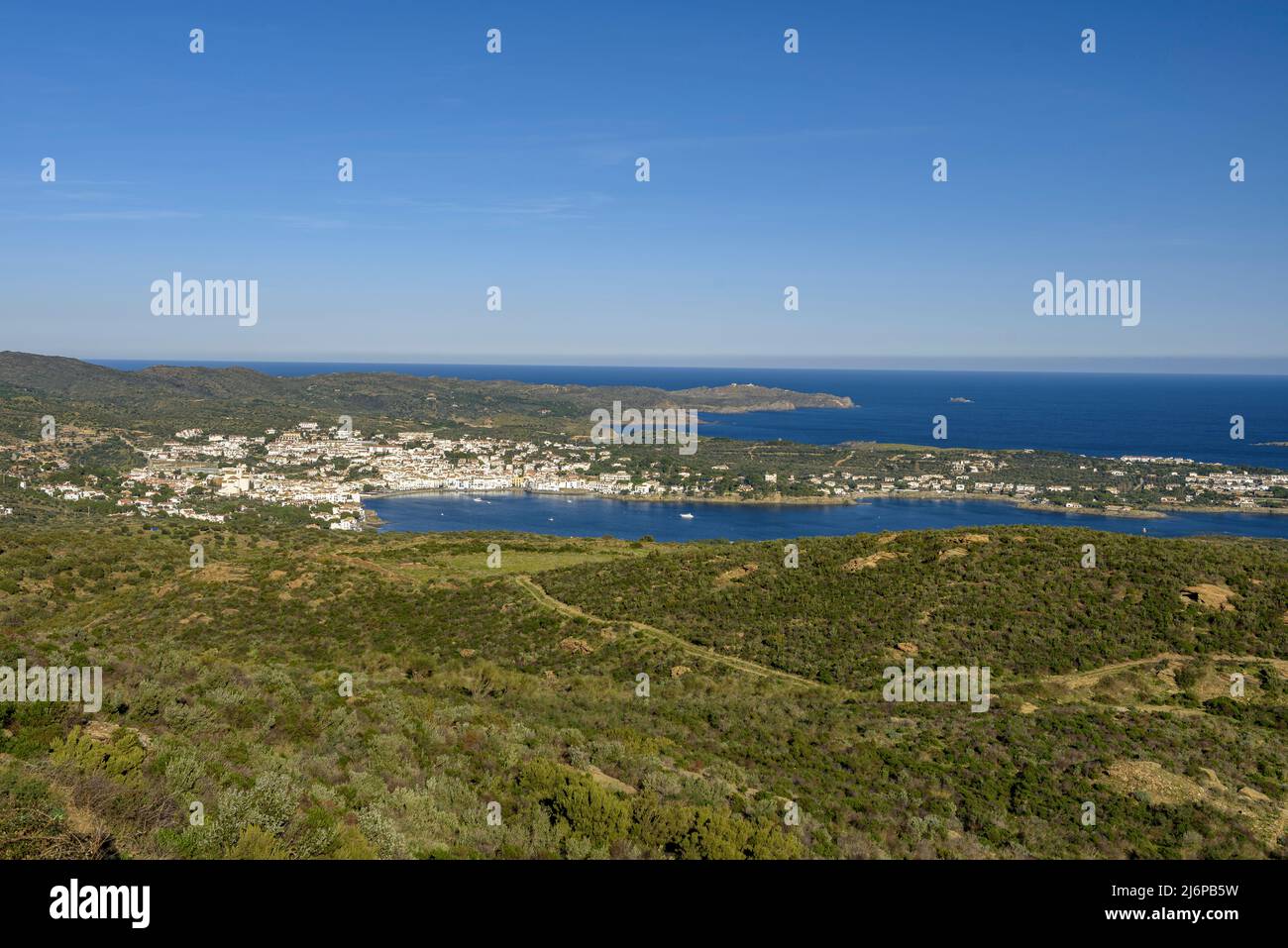 Blick auf die Stadt Cadaqués vom Weg GR-92 zur Cala Jóncols (Empordà, Cap de Creus, Costa Brava, Katalonien, Spanien) Stockfoto