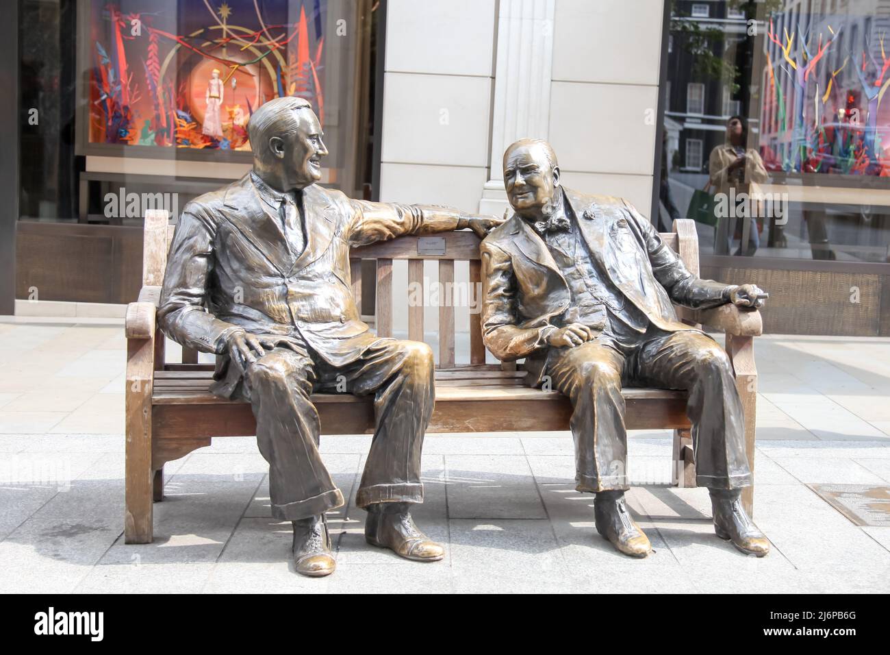 Roosevelt und Churchill, „Allies“-Skulptur, Franklin Roosevelt und Winston Churchill sitzen auf einer Bank in der New Bond Street, London, England, Großbritannien, 2022 Stockfoto