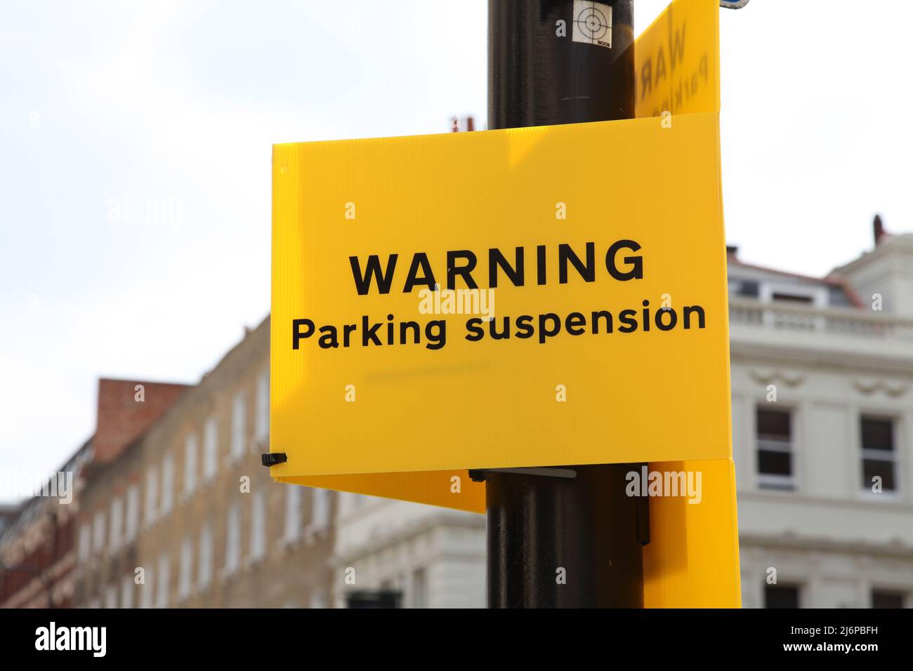 Straßenschild Warnung Parkaufhängung an Lampenpfosten auf der London Street, Großbritannien Stockfoto