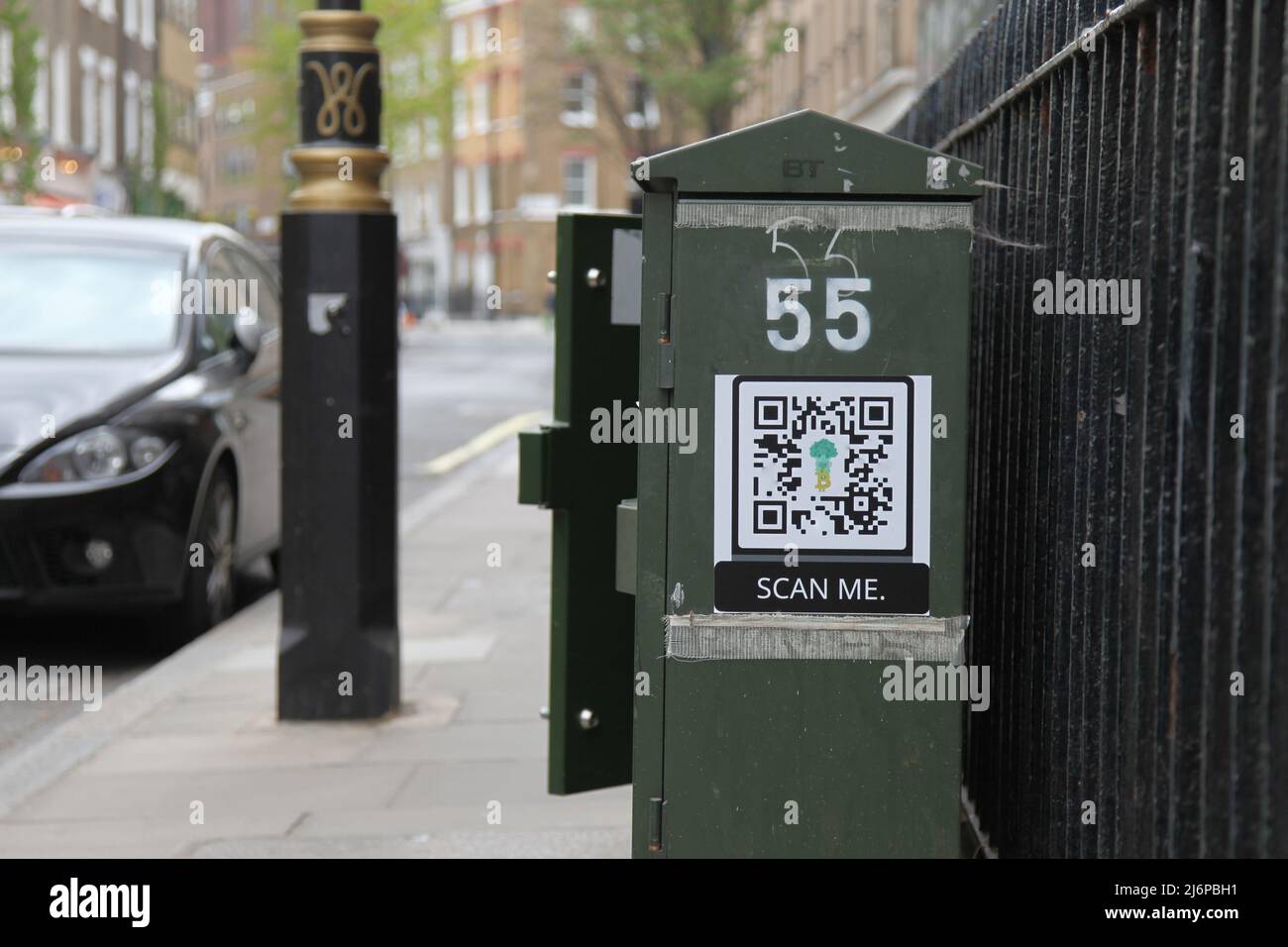 Ein Crypto QR 3D Barcode, für eine echte Brokoli Token Schatzsuche in City of London, England, UK, 2022 BRKL Stockfoto