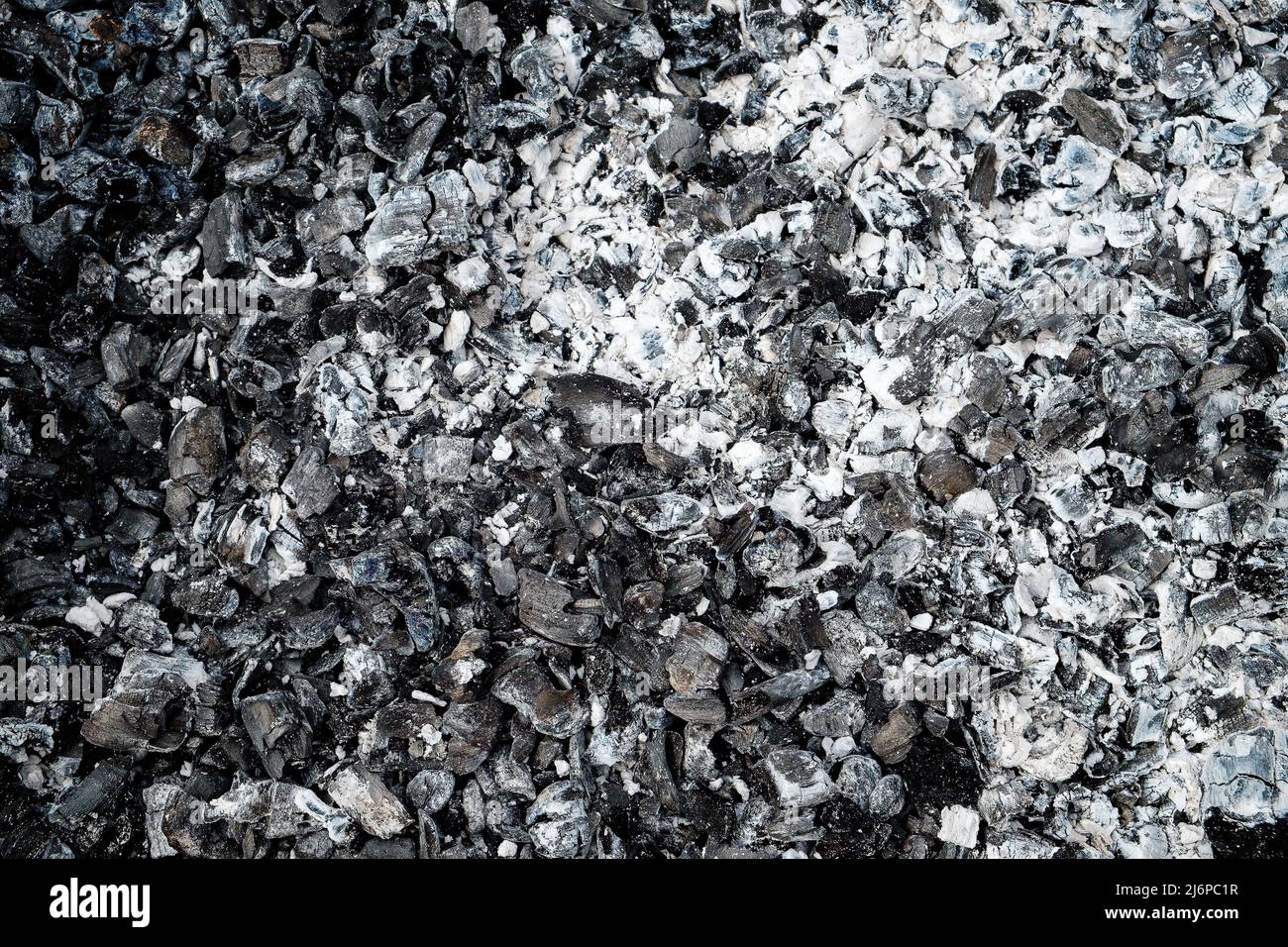 Holzkohle. Wie Yin-Yang. Abstraktes Hintergrundbild. Schwarz und Weiß. Stockfoto