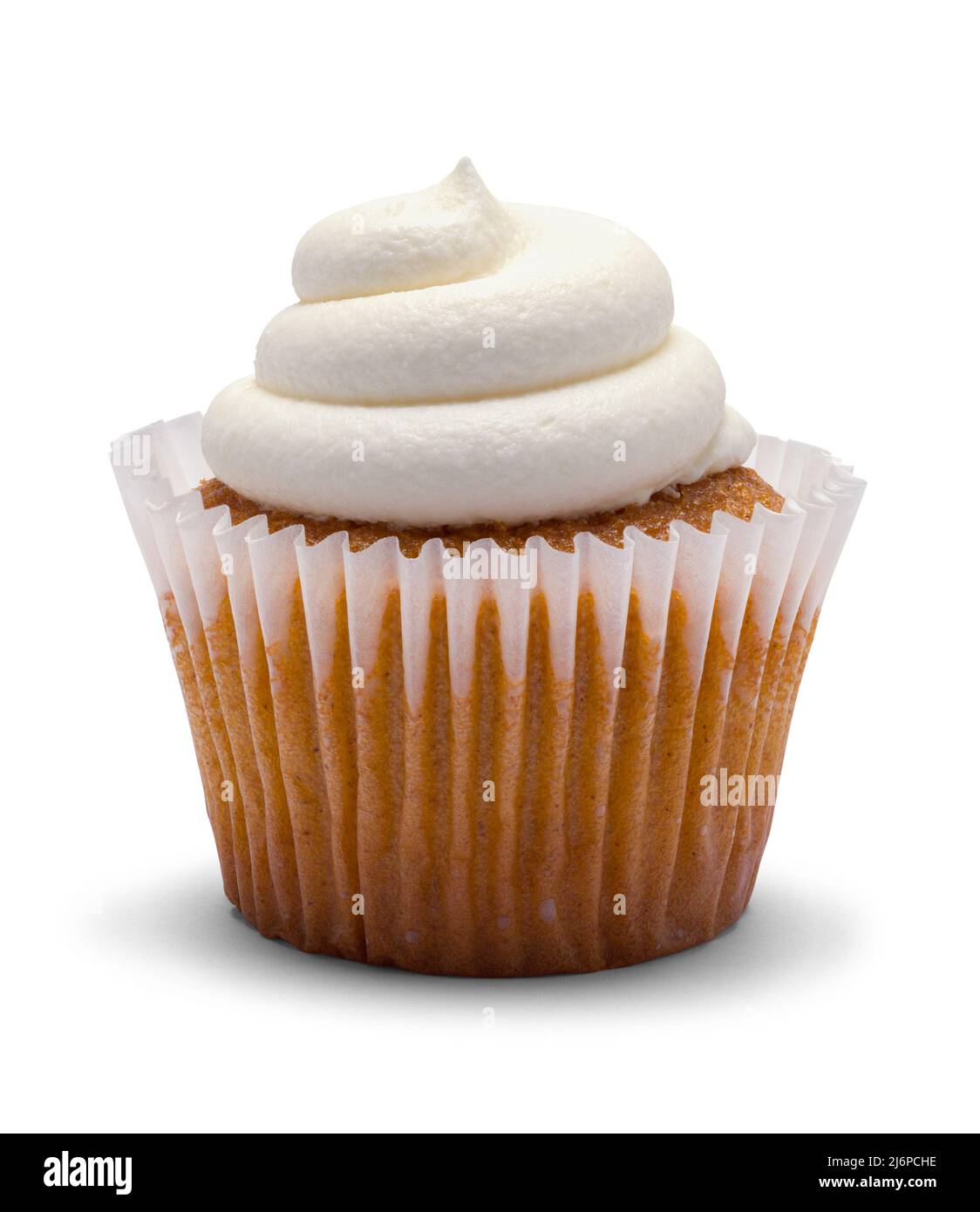 Cupcake mit Frosting und Wrapper auf Weiß geschnitten. Stockfoto