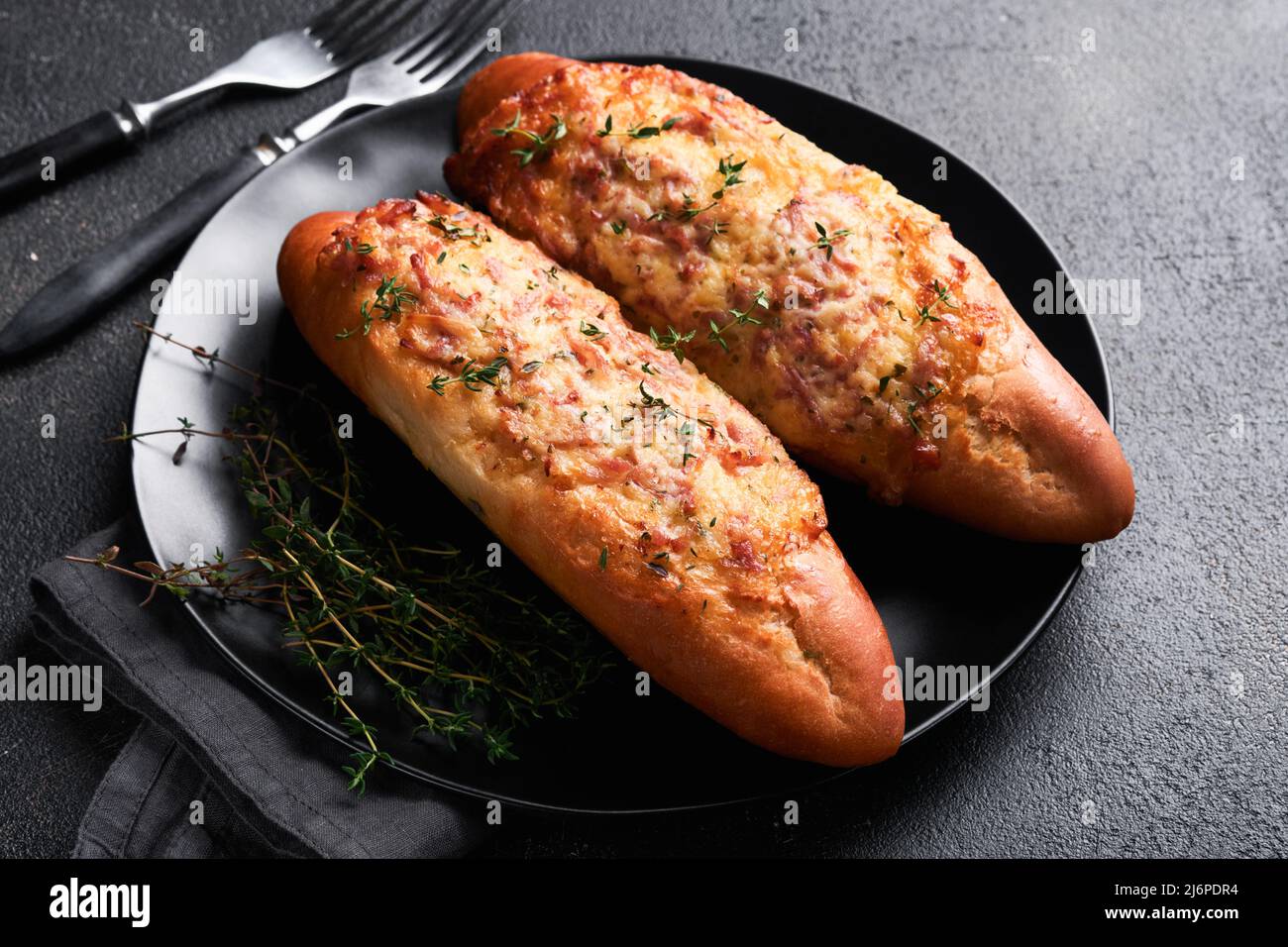 Baguette-Boote. Heiß gebackenes Sandwich auf Baguette-Brot mit Schinken ...