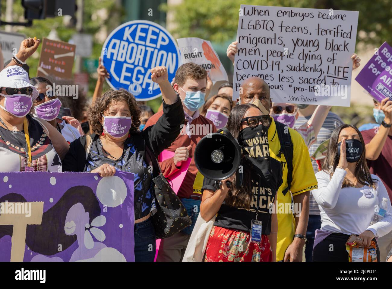 WASHINGTON, D.C. – 2. Oktober 2021: Demonstranten versammeln sich während des Frauenmarsches 2021 in Washington, D.C.. Stockfoto