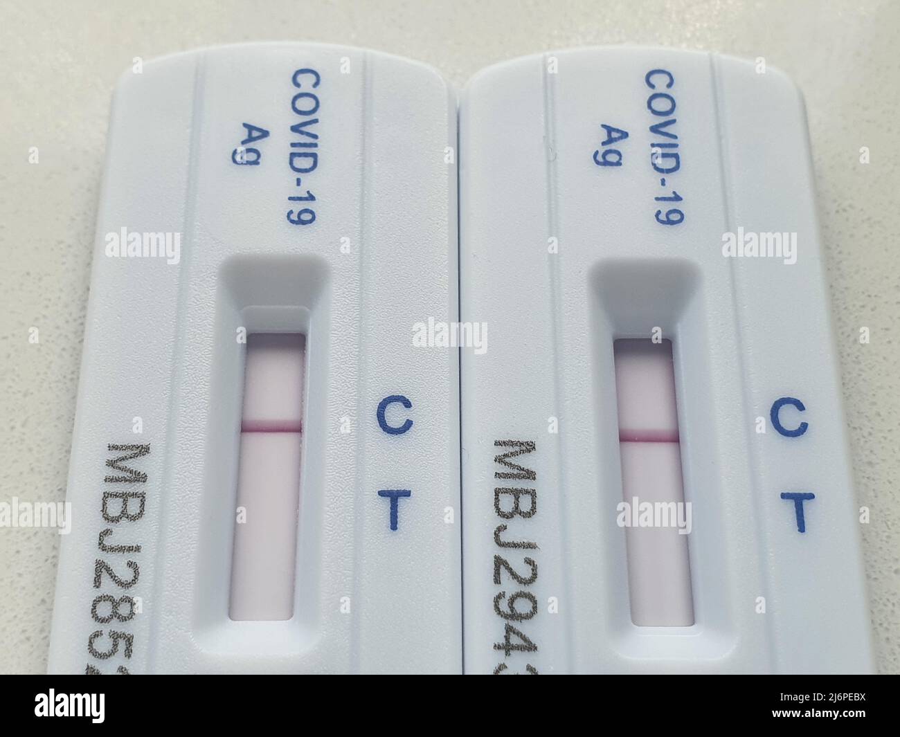 Zwei laterale Flow-Covid-Tests zeigten negative Ergebnisse für Coronavirus. Kostenlose Tests sind in England nicht mehr verfügbar, aber Tests können in Superm gekauft werden Stockfoto