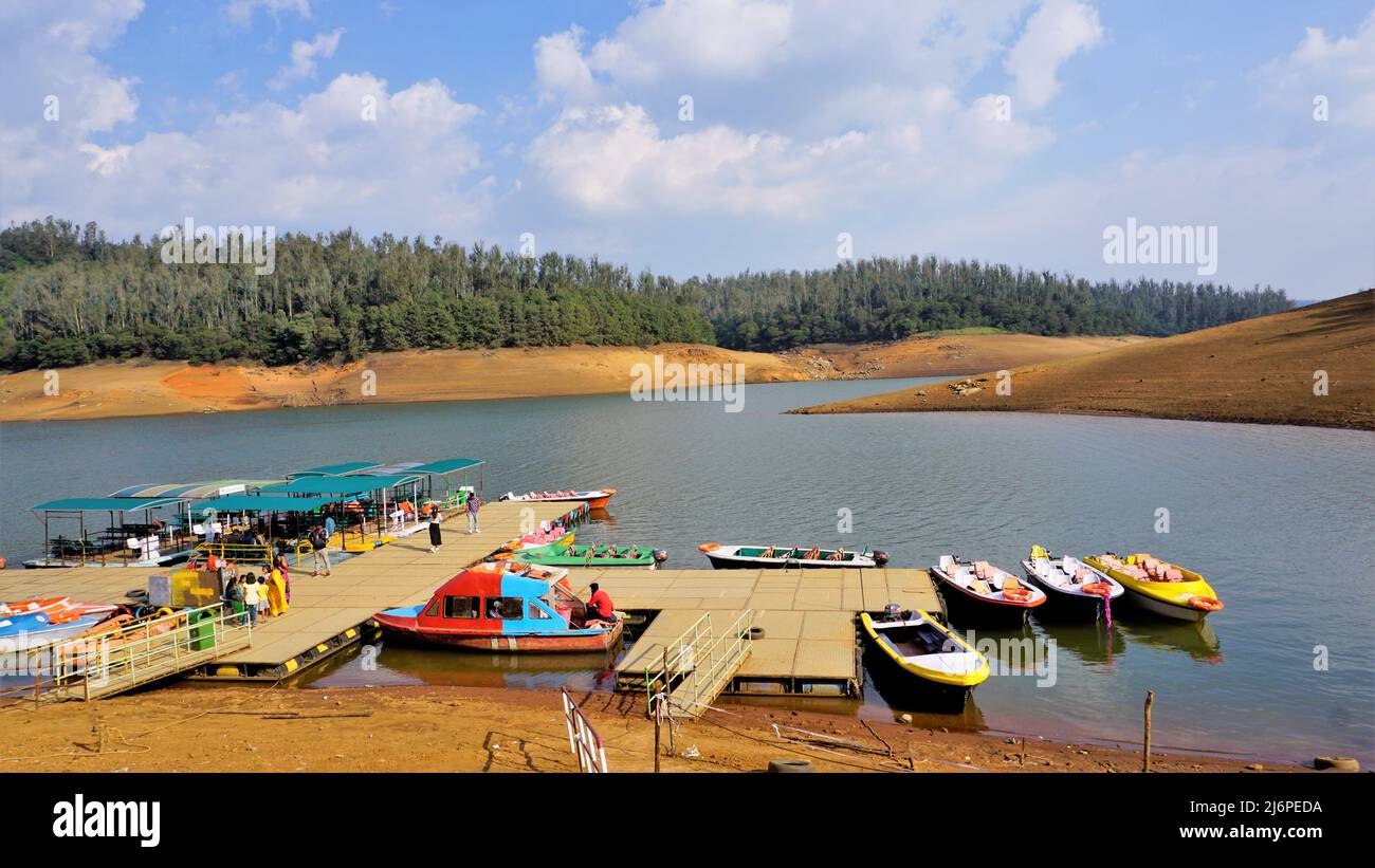 Ooty,Tamilnadu,Indien-April 30 2022: Bootfahren im wunderschönen Pykara Lake, Ooty, Tamilnadu. Tolle Erfahrung für Touristen. Stockfoto