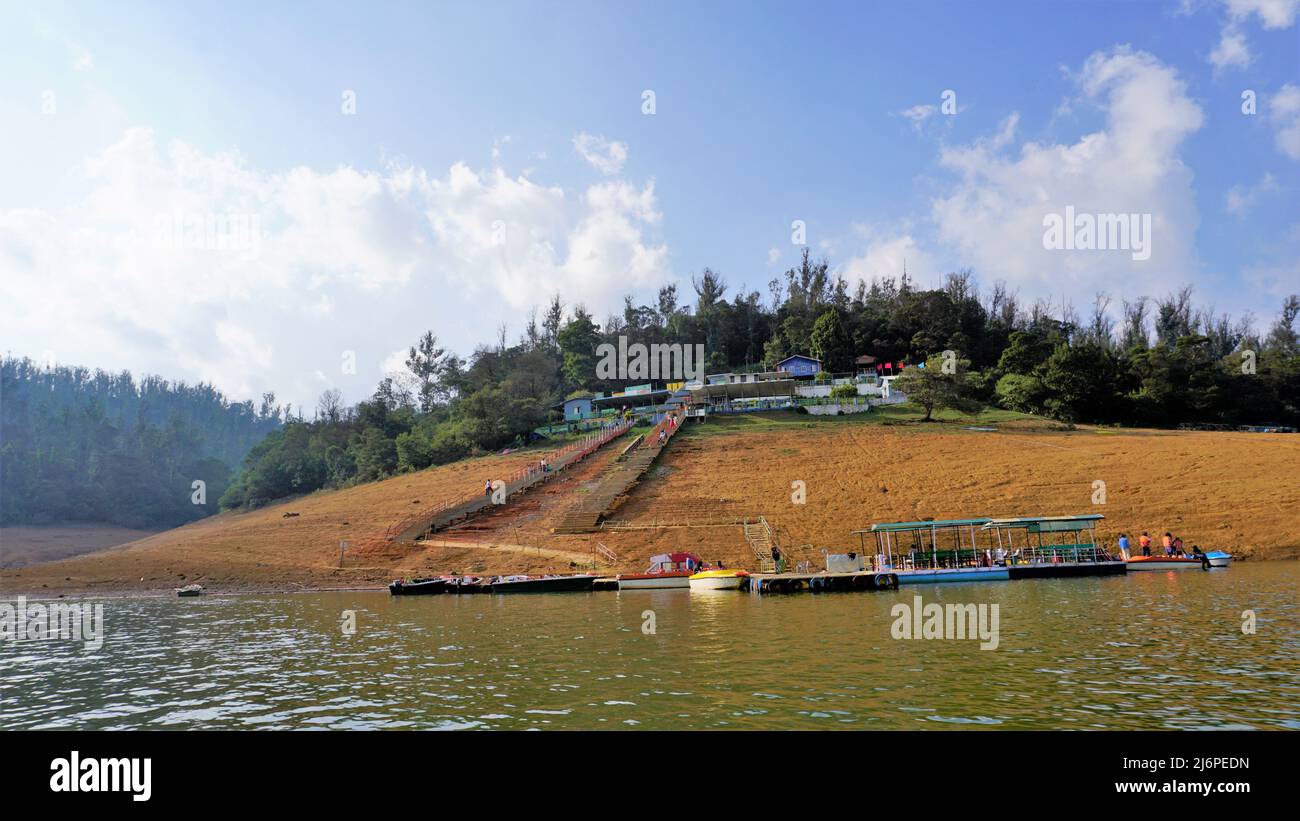 Ooty,Tamilnadu,Indien-April 30 2022: Bootfahren im wunderschönen Pykara Lake, Ooty, Tamilnadu. Tolle Erfahrung für Touristen. Stockfoto