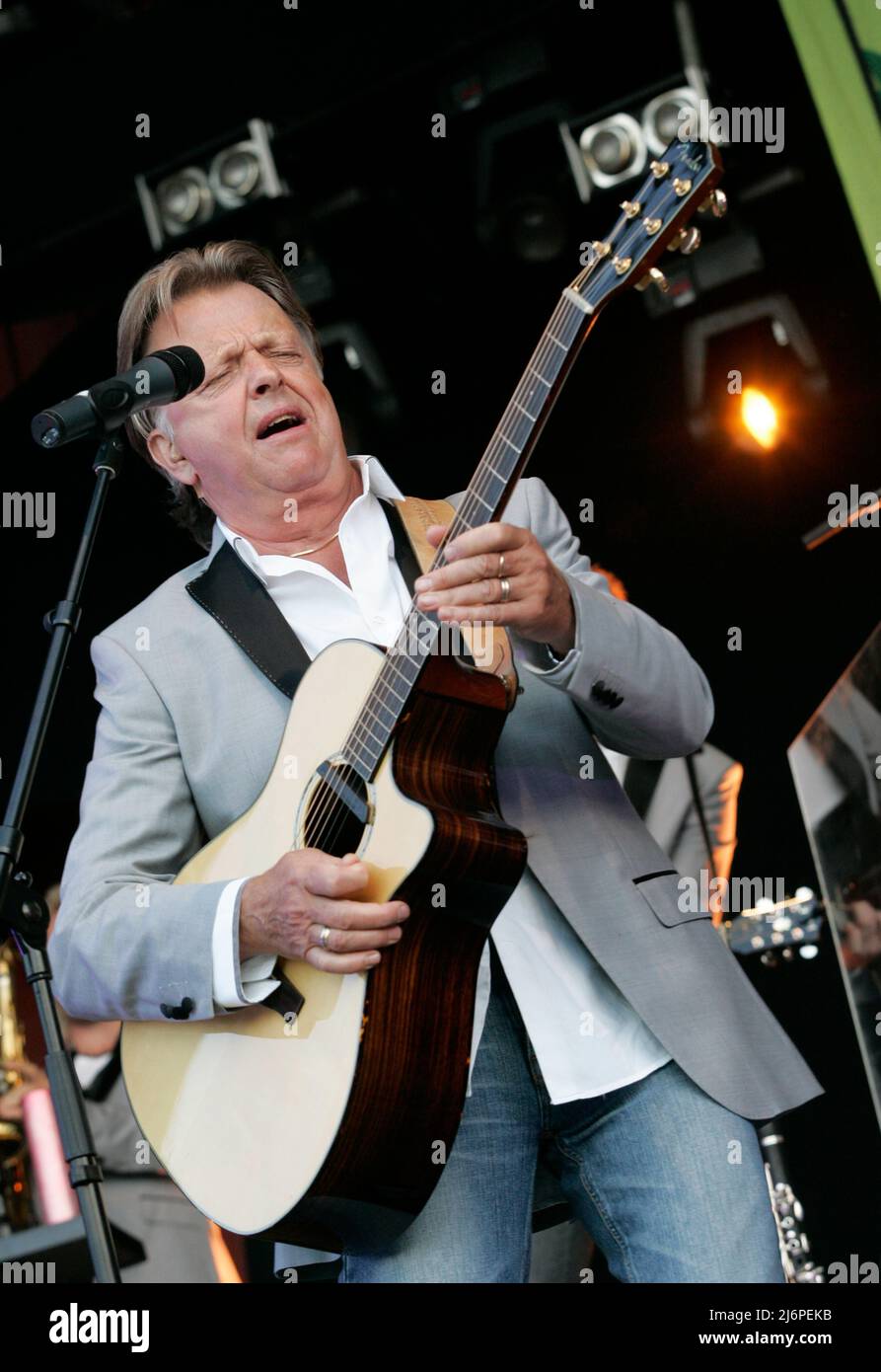 Sven-Erik Magnusson, auf dem Bild, mit seiner Band Sven-Ingvars auf Volksparktour. Hier bei einem Gig im Motala Folkets Park, Motala, Schweden. Stockfoto