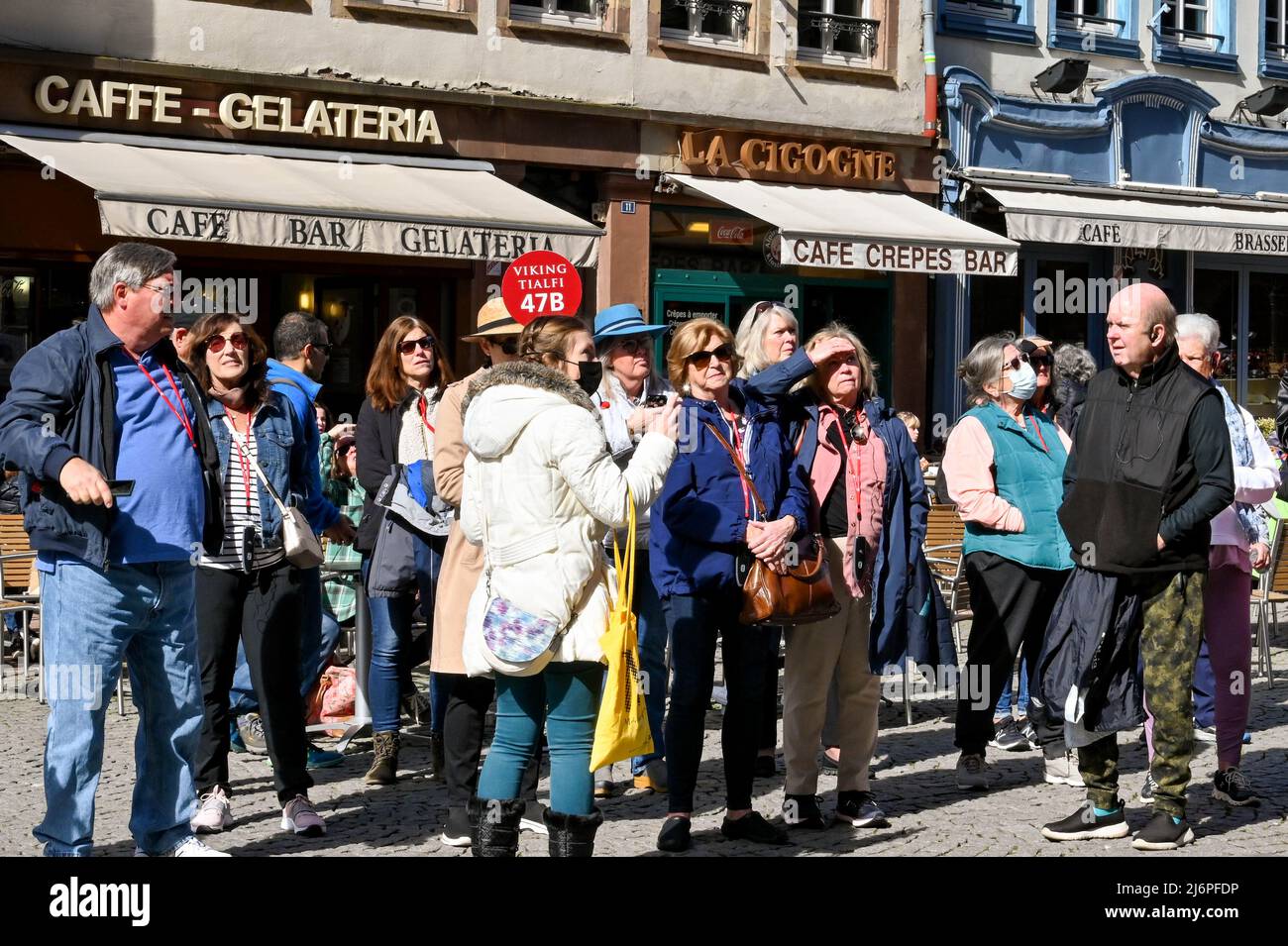 Straßburg, Frankreich - 2022. April: Reiseführer im Zentrum der Stadt, der einer Gruppe von Touristen von einem Wikinger-Flusskreuzfahrtschiff die lokale Geschichte erklärt Stockfoto