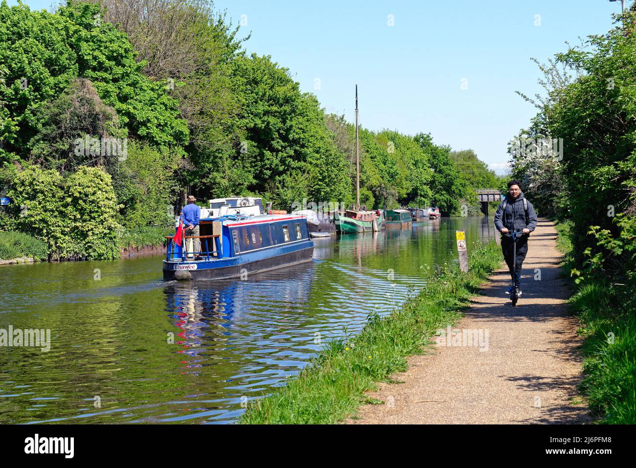 Eine schmale Bootsfahrt auf der Paddington-Filiale des Grand Union Canal in der Nähe der Bulls Bridge in Hayes, Großraum London, England Stockfoto