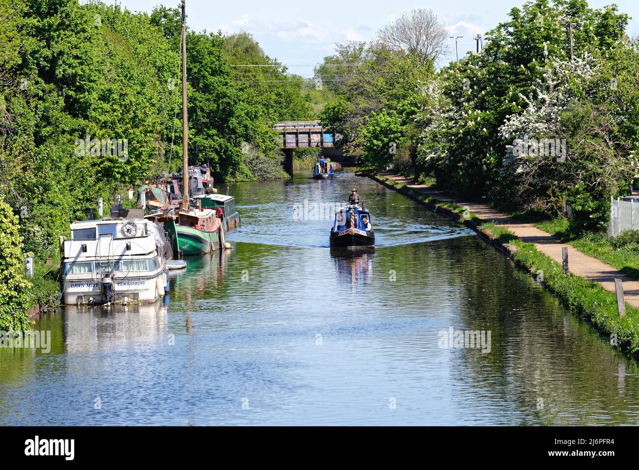 Zwei schmale Boote, die auf der Paddington-Filiale des Grand Union Canal in der Nähe der Bulls Bridge in Hayes, Großraum London, England, fahren Stockfoto