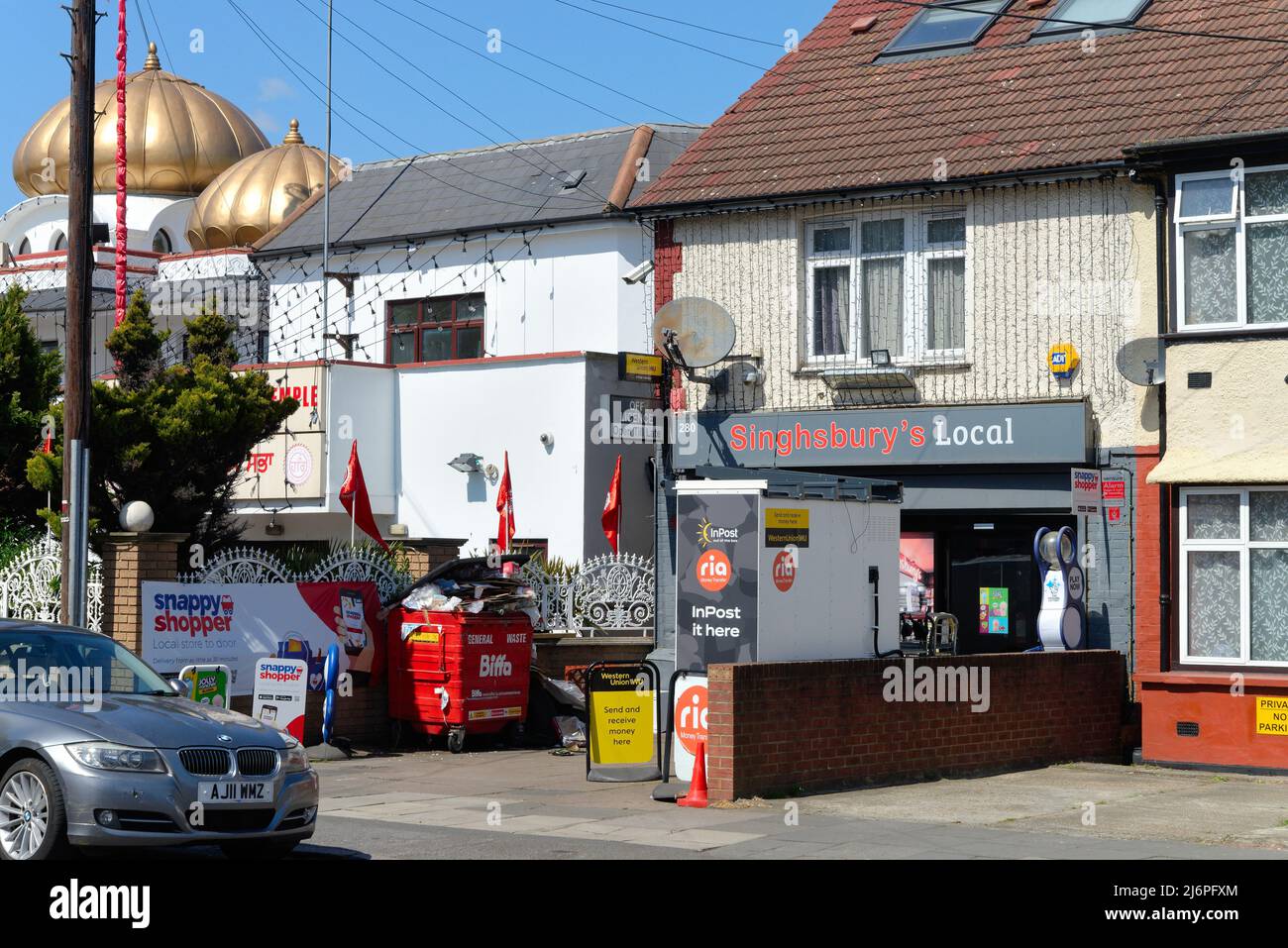 Außenansicht des lokalen Convenience-Stores in Singhsbury, an der Western Road 280 Southall Greater London England, Großbritannien Stockfoto
