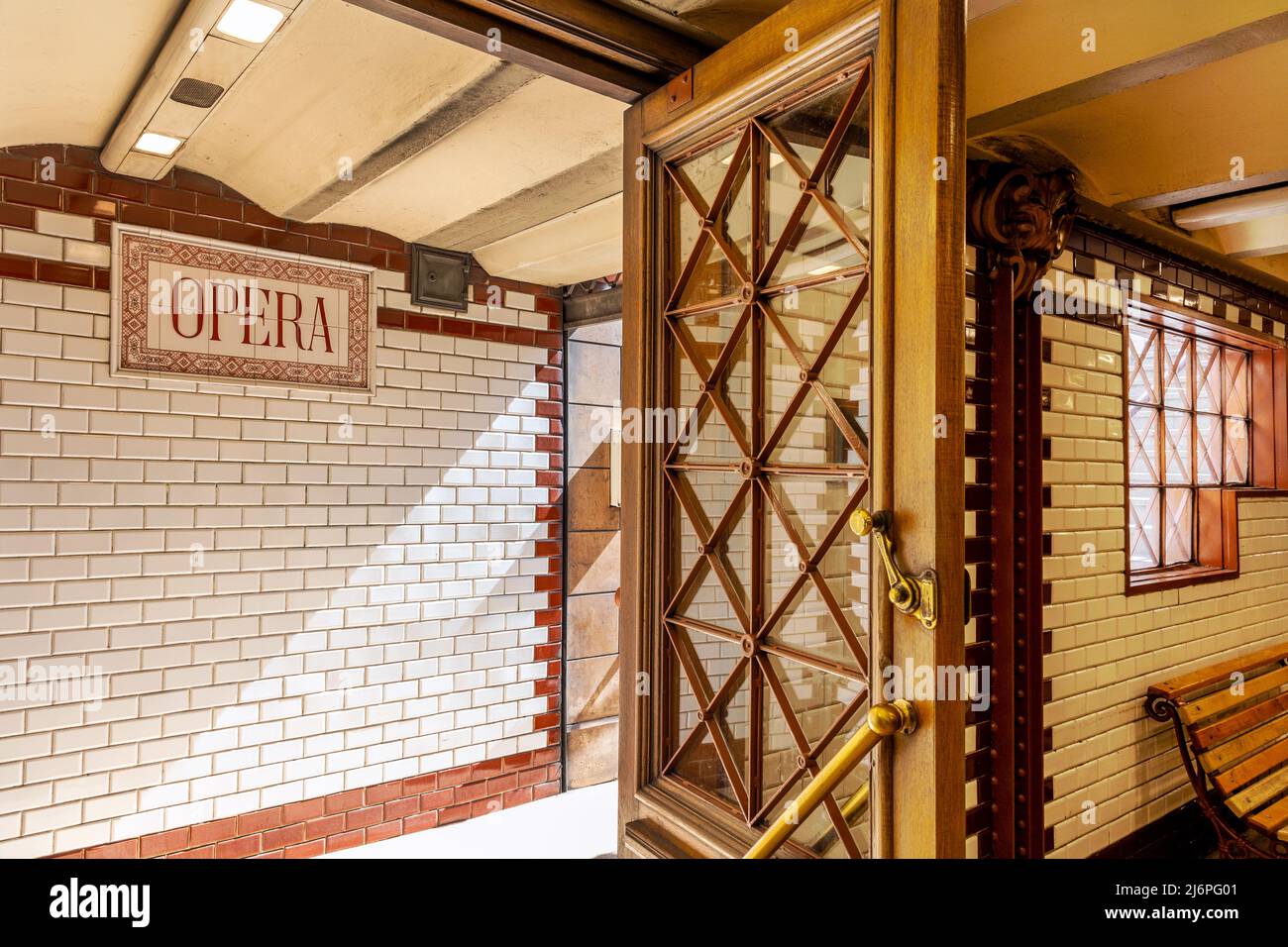 Bahnsteig der historischen gelben Linie 1 U-Bahn, Budapest, Ungarn - eine der ältesten U-Bahn der Welt Stockfoto