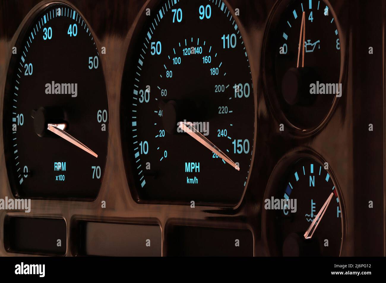 Tachometer und Tachometer im Armaturenbrett des Fahrzeugs bei voller Leistung im beleuchteten Nachtmodus Stockfoto
