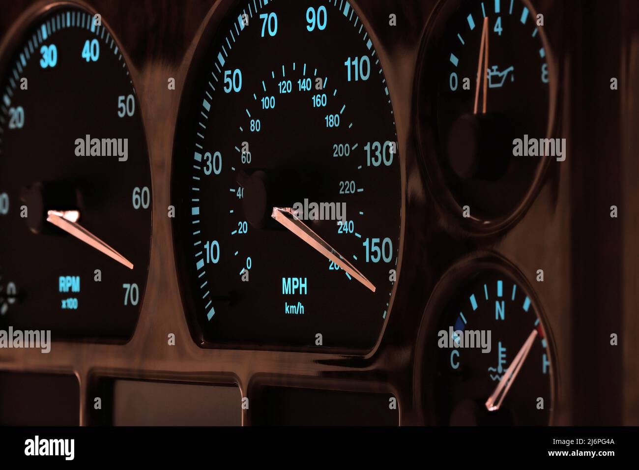 Tachometer im Armaturenbrett bei voller Geschwindigkeit im beleuchteten Nachtmodus Stockfoto