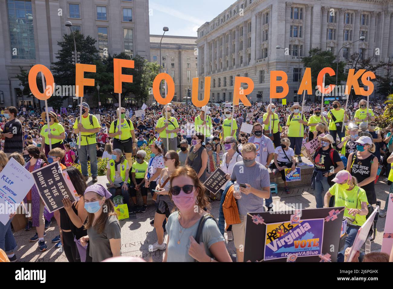 WASHINGTON, D.C. – 2. Oktober 2021: Demonstranten versammeln sich während des Frauenmarsches 2021 auf dem Freedom Plaza in Washington, D.C. Stockfoto