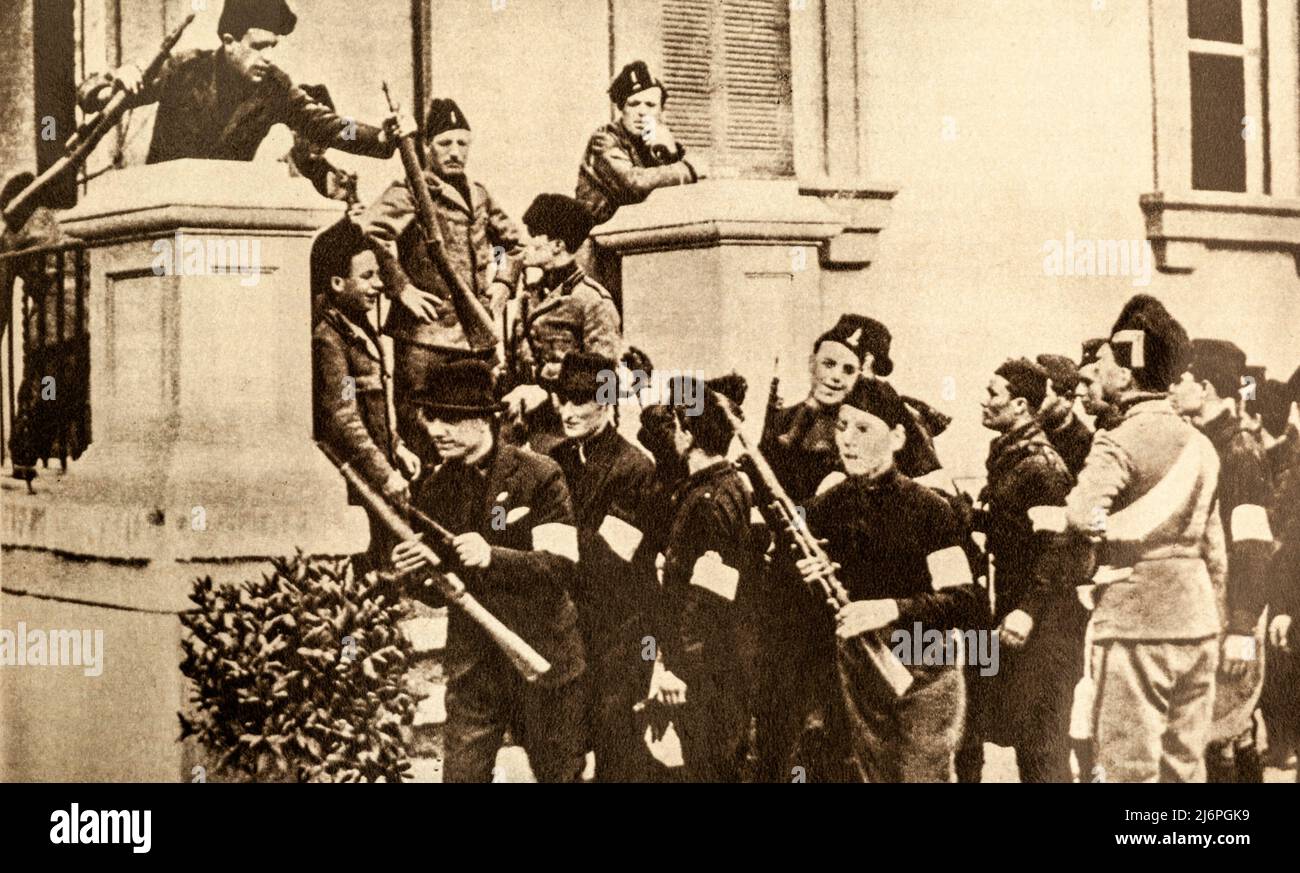 1924 - Freiwillige und Avantgardisten, die der Miliz übergeben sind, bewaffnen sich nach den Befehlen ihres Generalkommandos Stockfoto