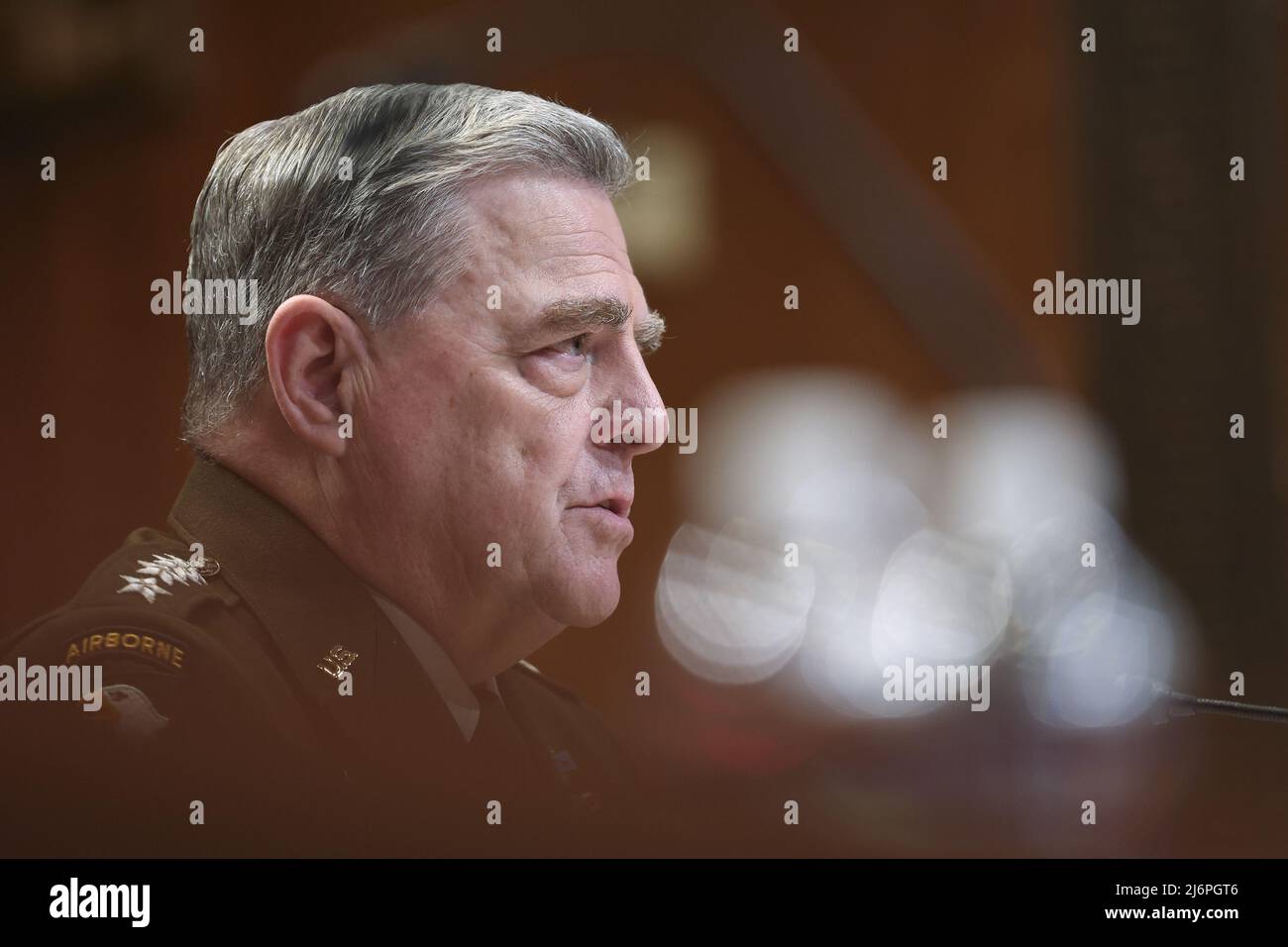 General Mark Milley, Vorsitzender des Joint Chiefs of Staff, bezeugte vor dem Unterausschuss des Senats für Haushaltsmittel für Verteidigung im US-Kapitol in Washington, DC ON. Dienstag, 3. Mai 2022. Der Ausschuss hörte Aussagen zur Prüfung der vorgeschlagenen Haushaltsschätzungen und der Rechtfertigung für das Haushaltsjahr 2023 für das Verteidigungsministerium. Poolfoto von Win McNamee/UPI Stockfoto