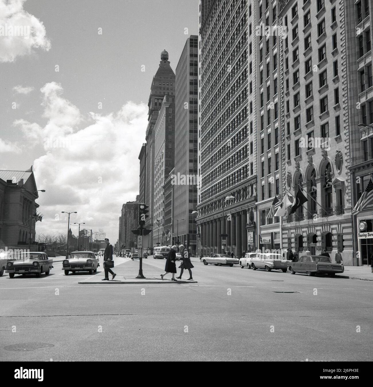 1950s, historische Ansicht entlang der North Michigan Ave, Chicago, USA. Diese berühmte Straße im Stadtzentrum, die gemeinhin als Magnificent Mile bekannt ist, ist eine der großen Alleen der Welt Stockfoto