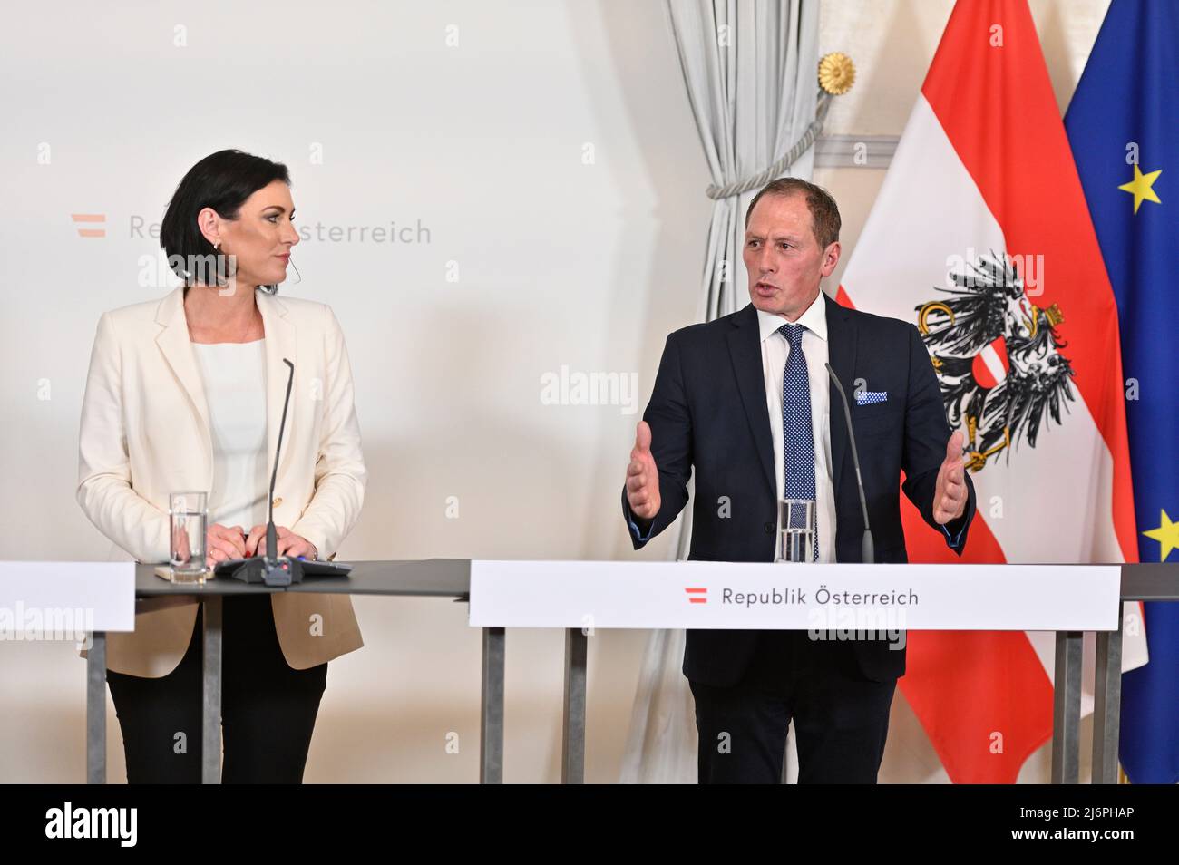 Wien, Österreich. 3.. Mai 2022. Pressekonferenz nach dem Lebensmittelgipfel im Bundeskanzleramt mit Landwirtschaftsministerin Elisabeth Köstinger (L) und Josef Moosbrugger, Präsident der Präsidenten-Konferenz der Landwirtschaftskammer Österreich (R) Stockfoto