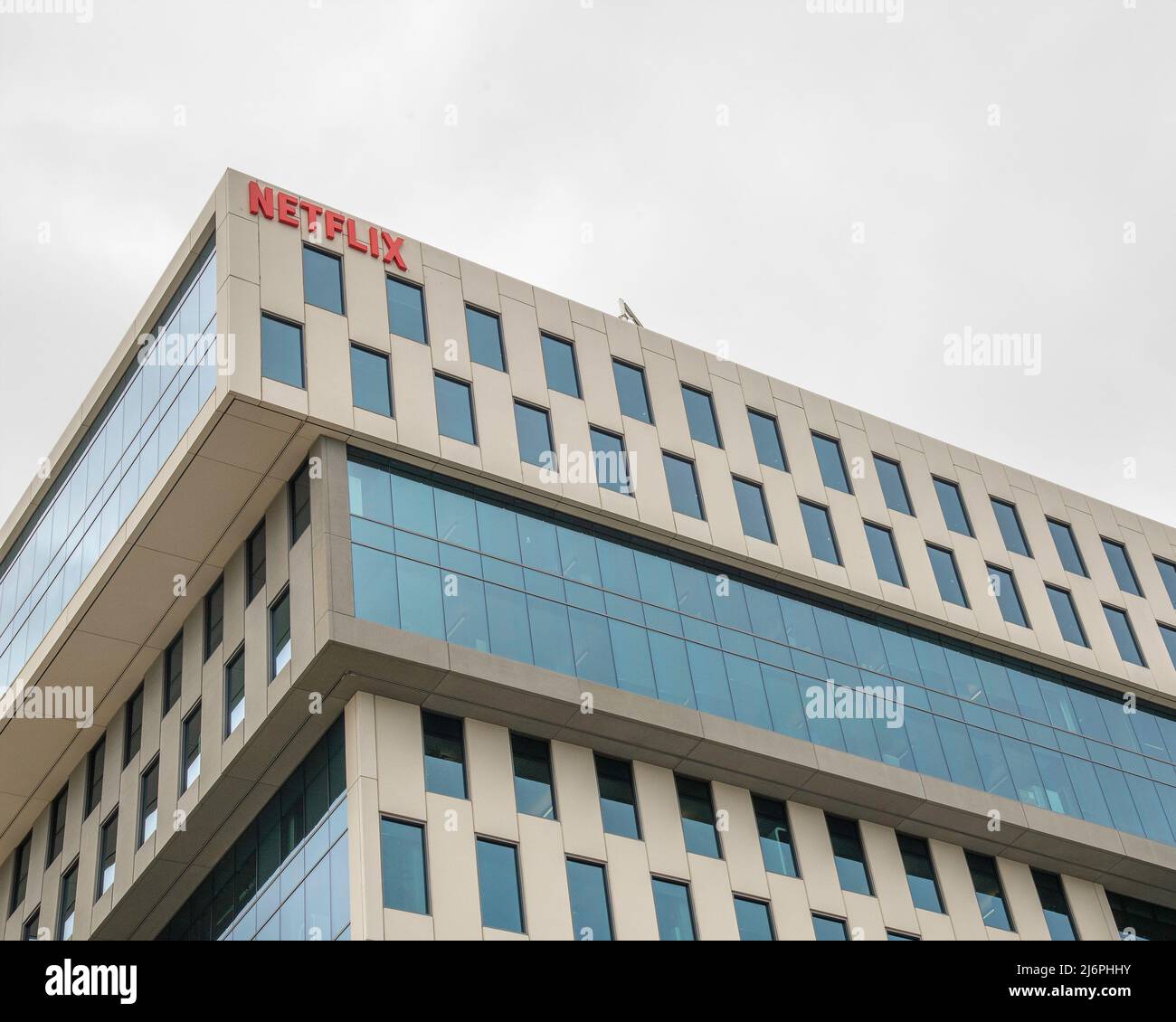 Los Angeles, CA, USA - 2. Mai 2022: Außenansicht des Netflix Studios in den Sunset Bronson Studios in Los Angeles, CA. Stockfoto