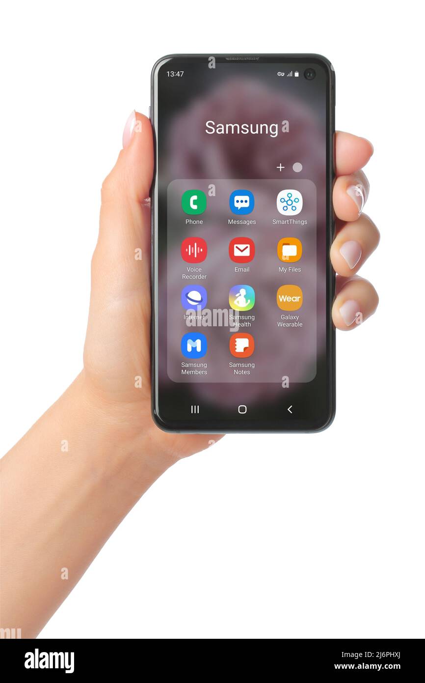 Kiew, Ukraine - 20. Januar 2022: Hand hält Mobiltelefon mit Symbolen der Samsung-Dienste mobile Apps auf dem Bildschirm, wie: Nachrichten, SmartThings, Vo Stockfoto