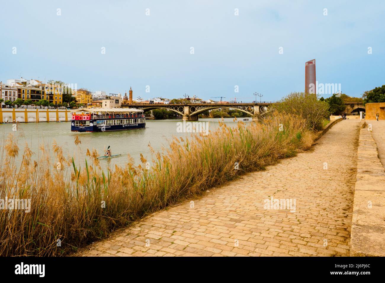 Ein Boot entlang des Guadalquivir-Flusses - Sevilla, Spanien Stockfoto