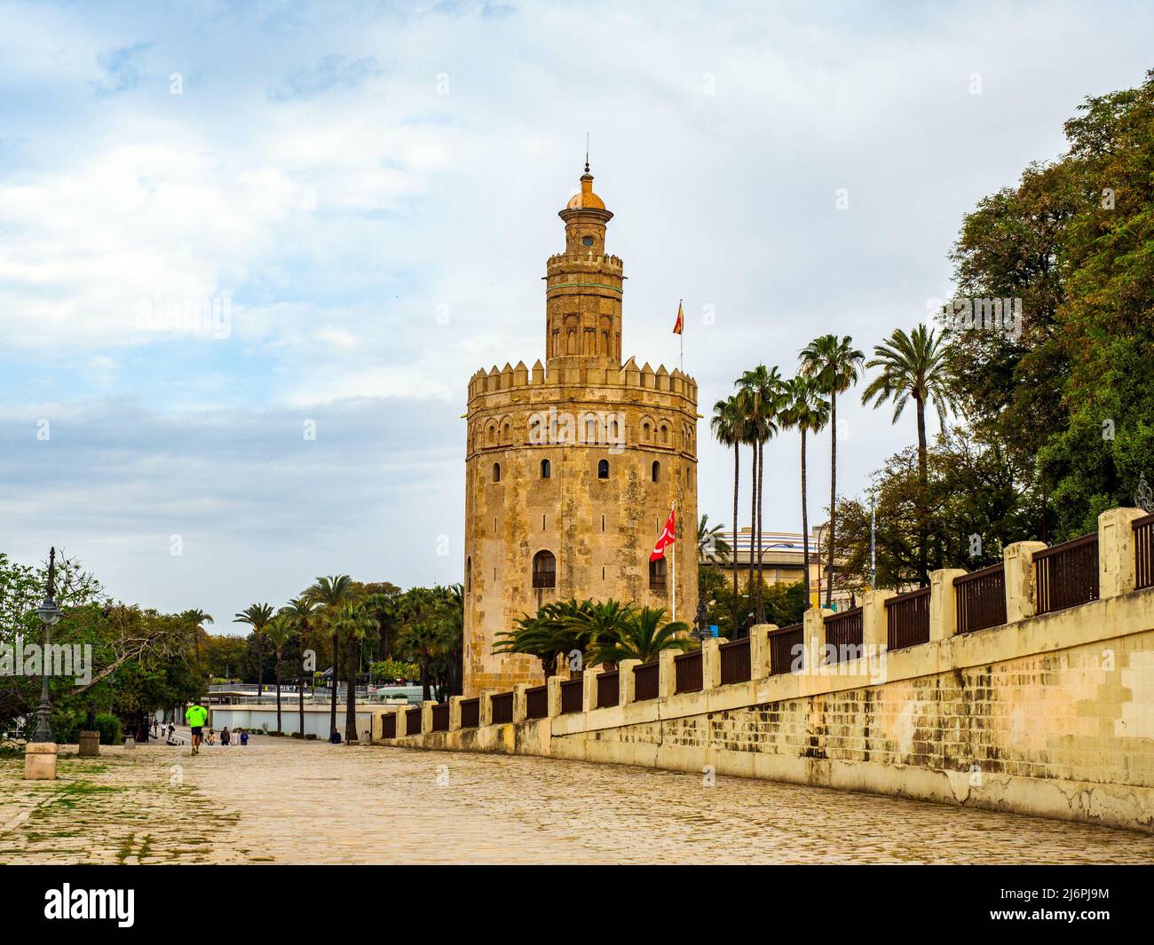 Der 13.. Jahrhundert dodekagonale militärische Wachturm Torre del Oro (Turm des Goldes) - Sevilla, Spanien Stockfoto
