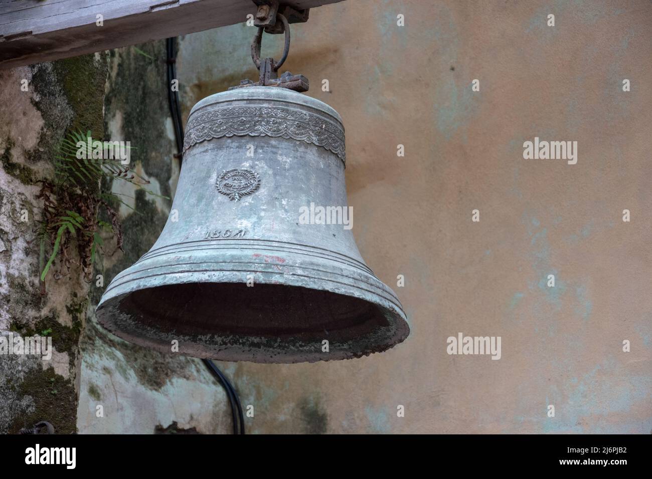 Glocke auf St. Nicolas, einer orthodoxen Pfarrkirche in Mutter Teresa von Kalkutta Garden, Havanna, Kuba. Stockfoto