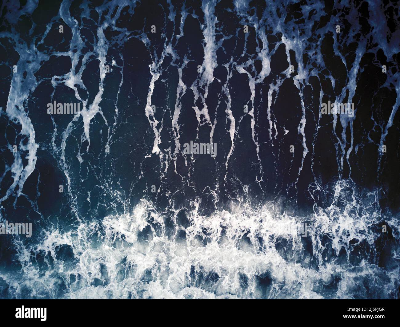 Abnorme große Welle oder Tsunami während eines Sturms - Konzept der wilden Natur Stockfoto